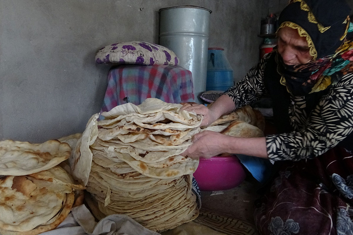 Hakkarili kadınlardan depremzedeler için ekmek pişirme seferberliği