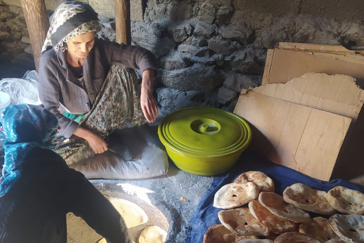 Hakkarili kadınlardan depremzedeler için ekmek pişirme seferberliği