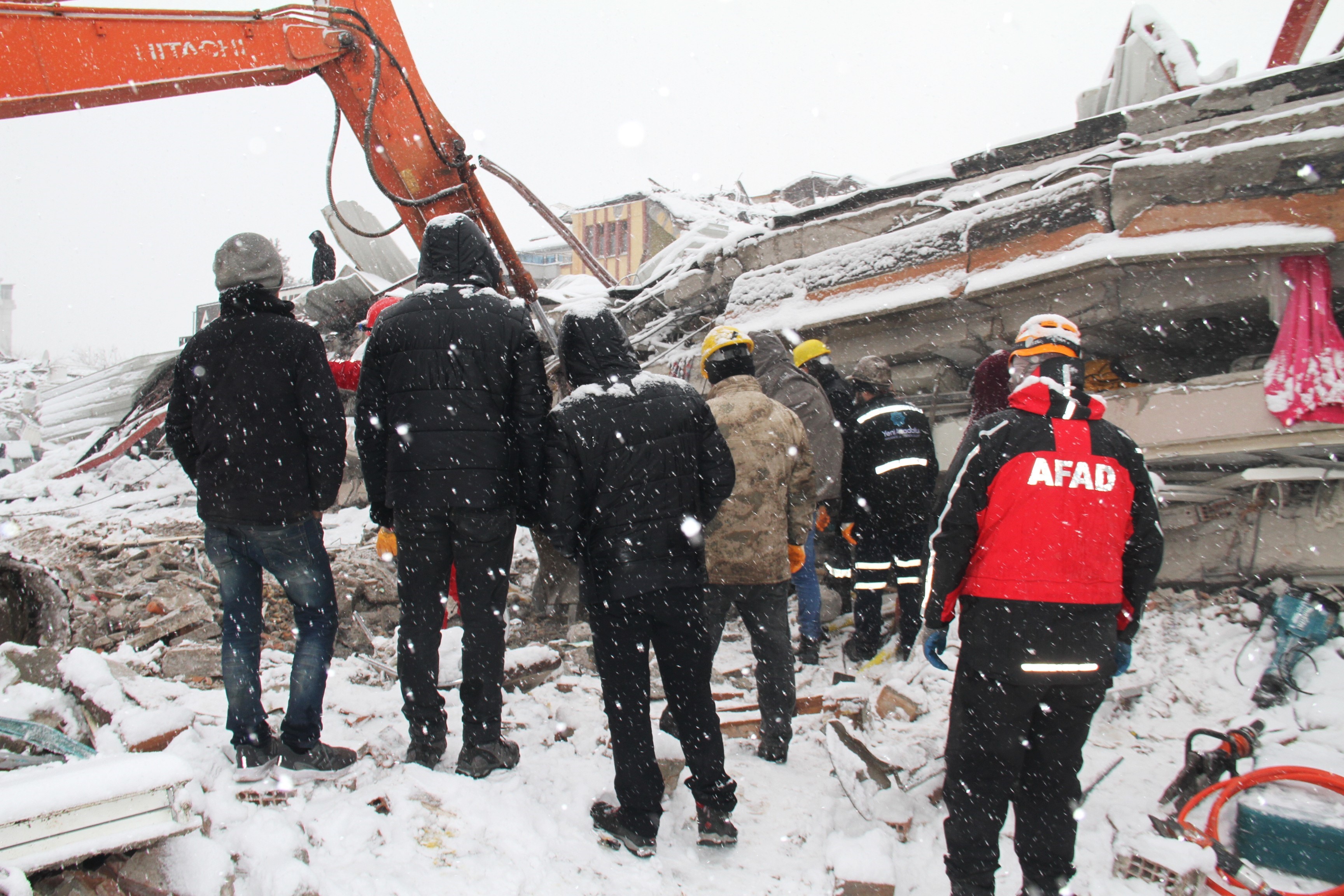 Deprem bölgesinde kar altında zamanla yarış