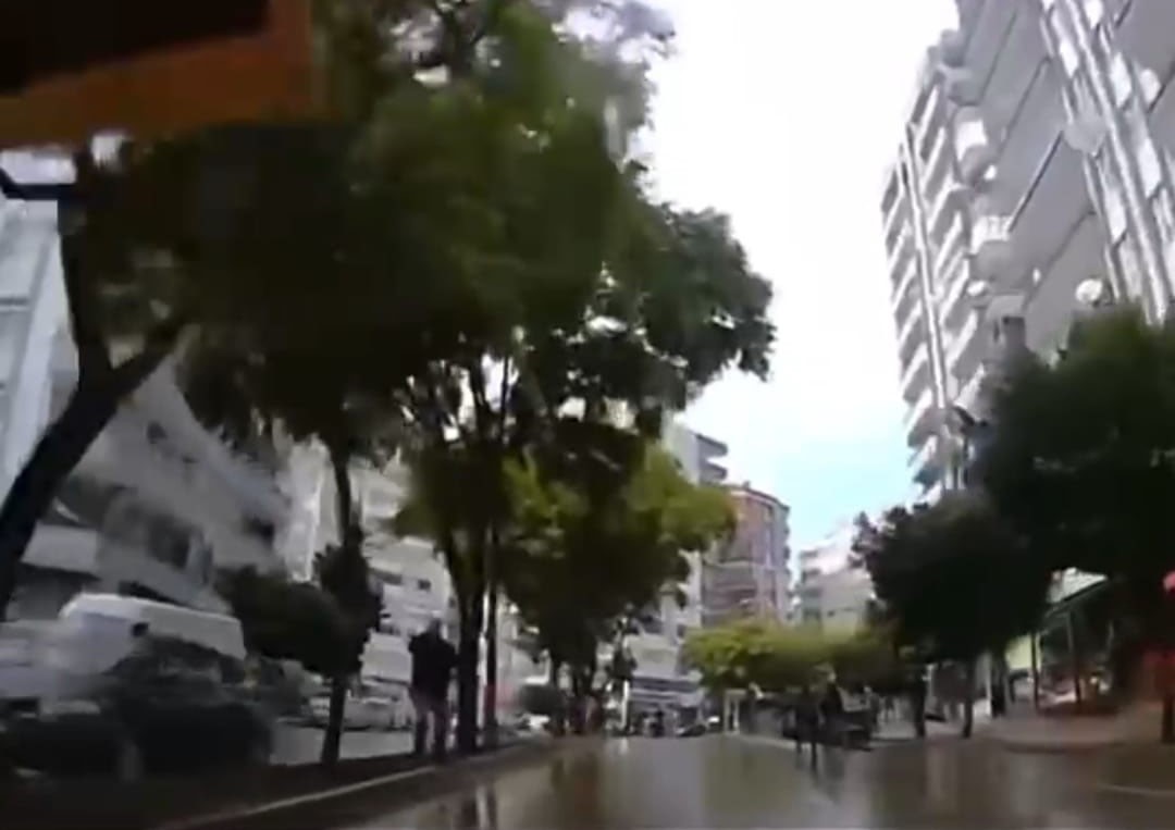 Adana'da 8 katlı binanın yıkılma anı araç kamerasında