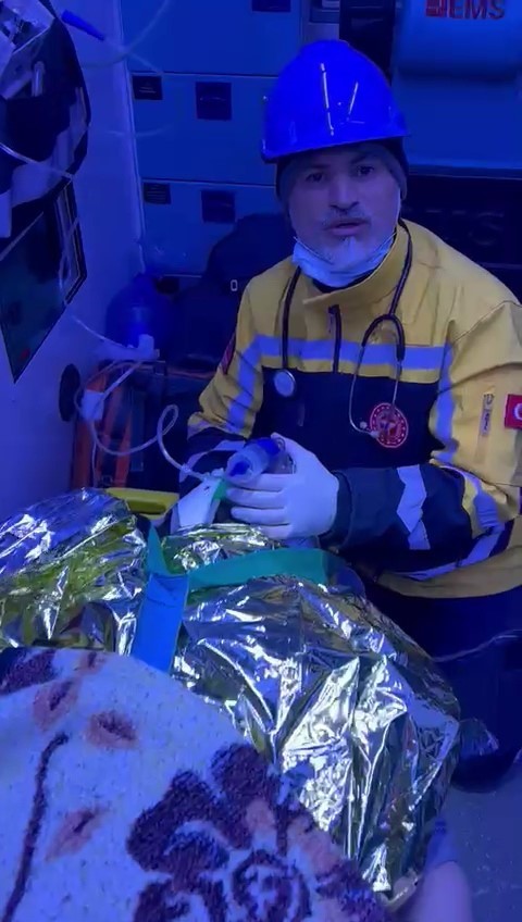 ‘Beni özele götürmeyin, param yok’ diyen Emine teyze İHA'ya konuştu