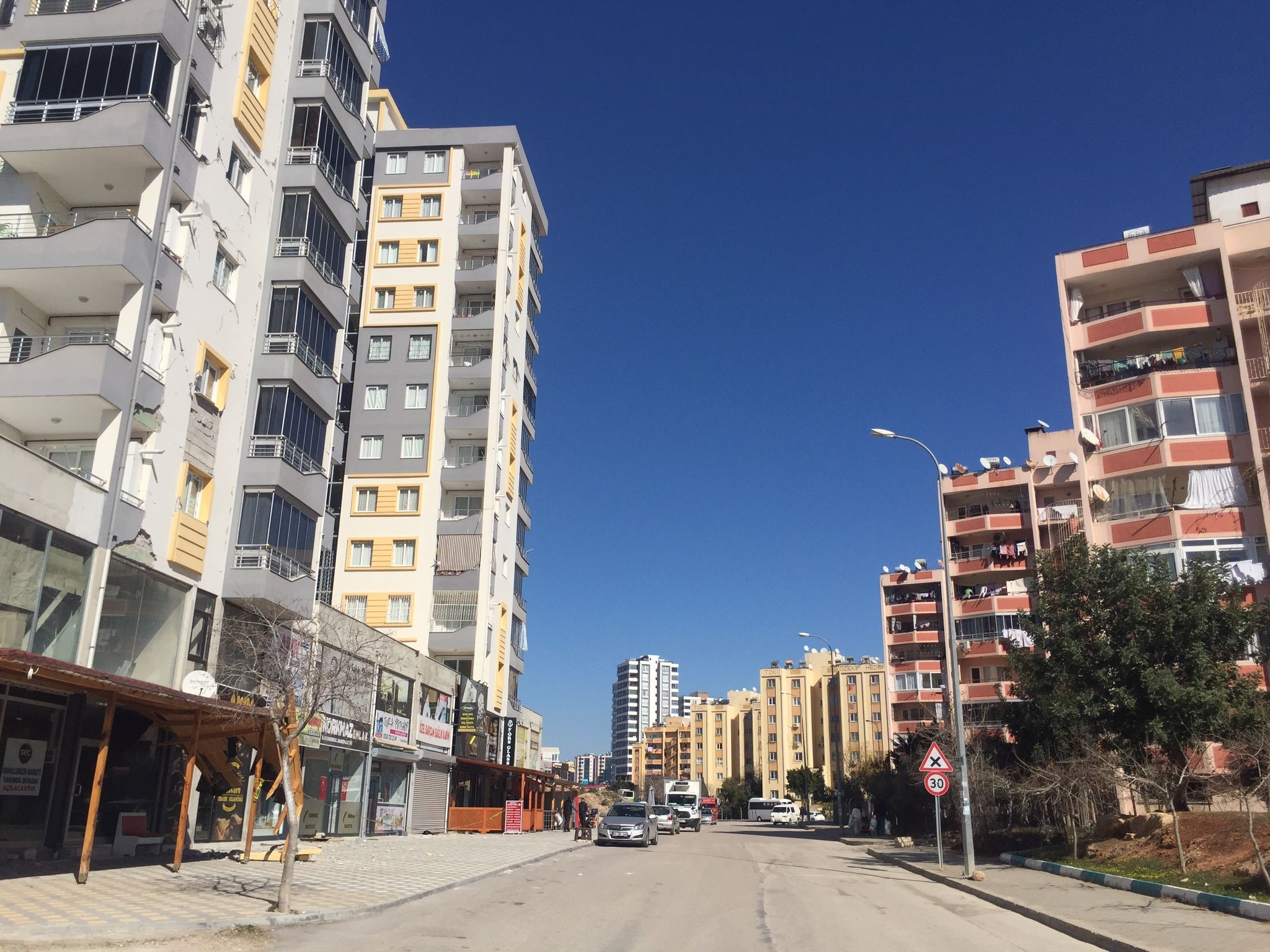 TOKİ’de çizik bile yok, yanı başındaki binalar ağır hasarlı