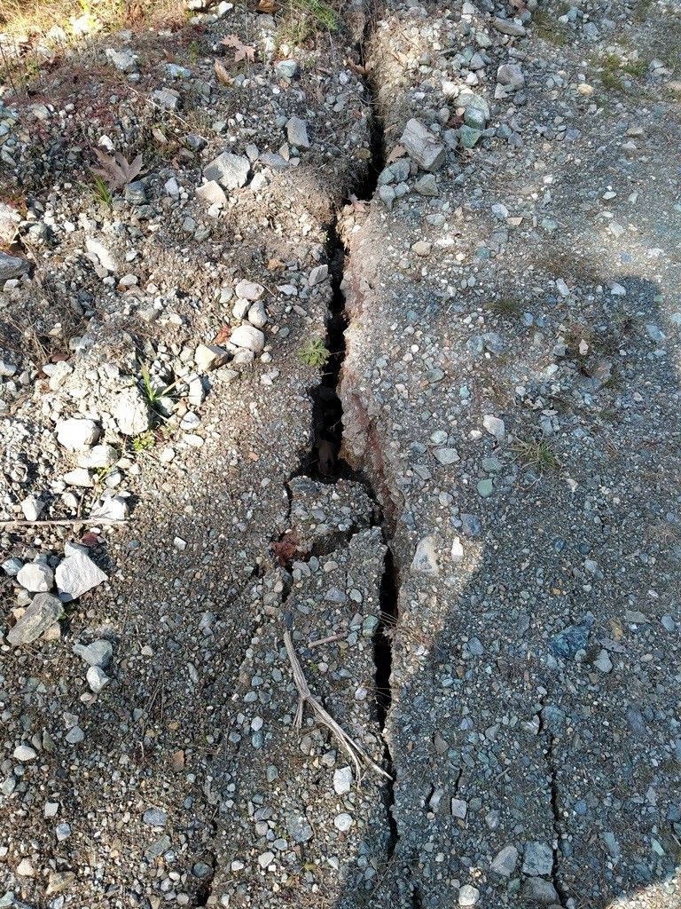 Hatay'da deprem nedeniyle yarıklar oluştu, suların rengi değişti