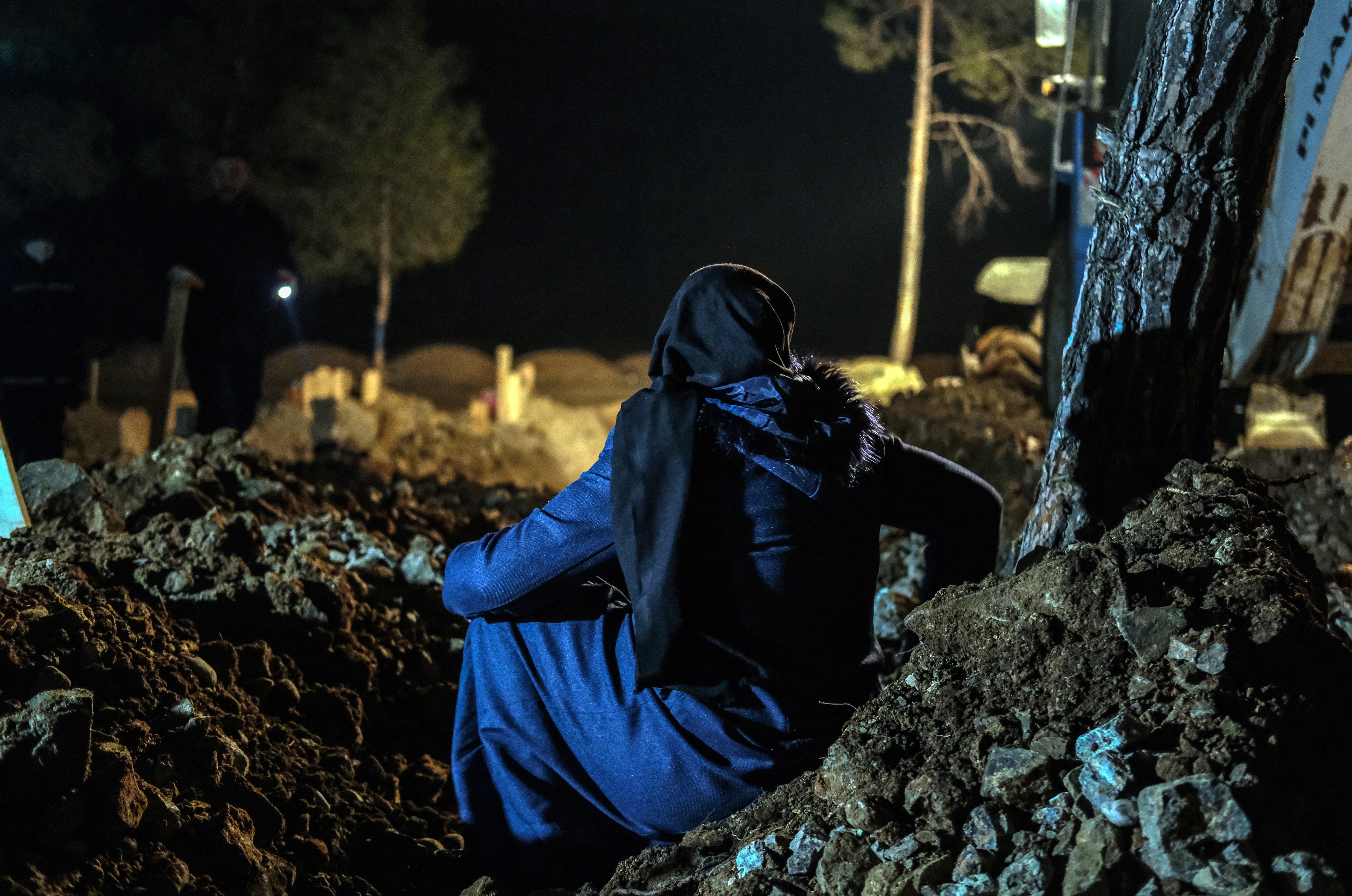 Kahramanmaraş'ta defin işlemleri gece de sürüyor