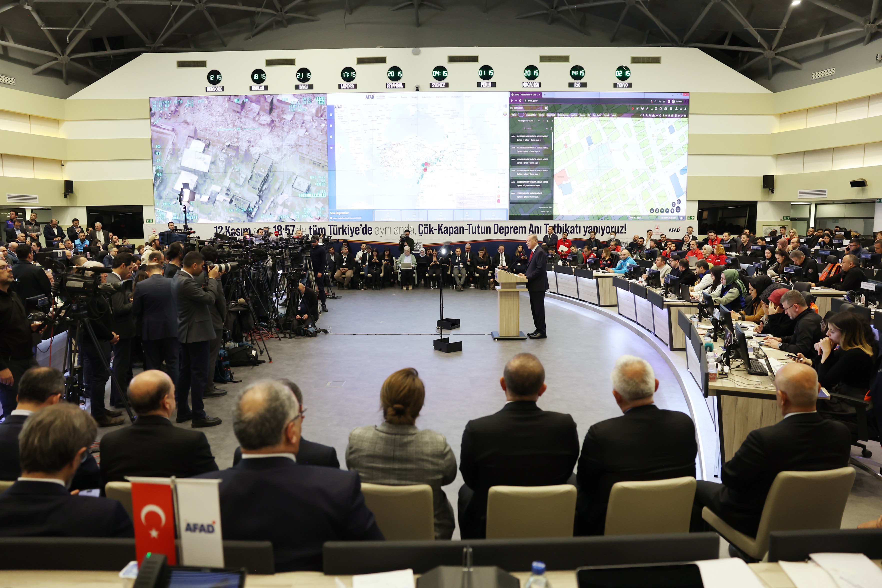 Cumhurbaşkanı Erdoğan: 'Depremde hayatını kaybedenlerin yakınlarına 100 bin lira nakdi yardımda bulunuyoruz'