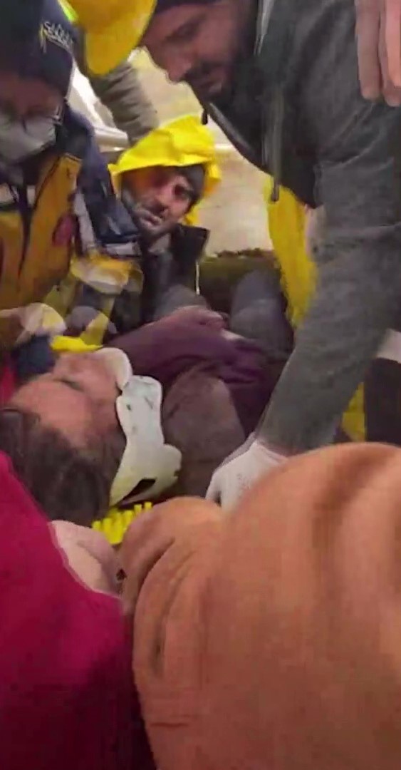 Saatlerce enkaz altında kalan yaşlı kadın korku dolu anları anlattı!