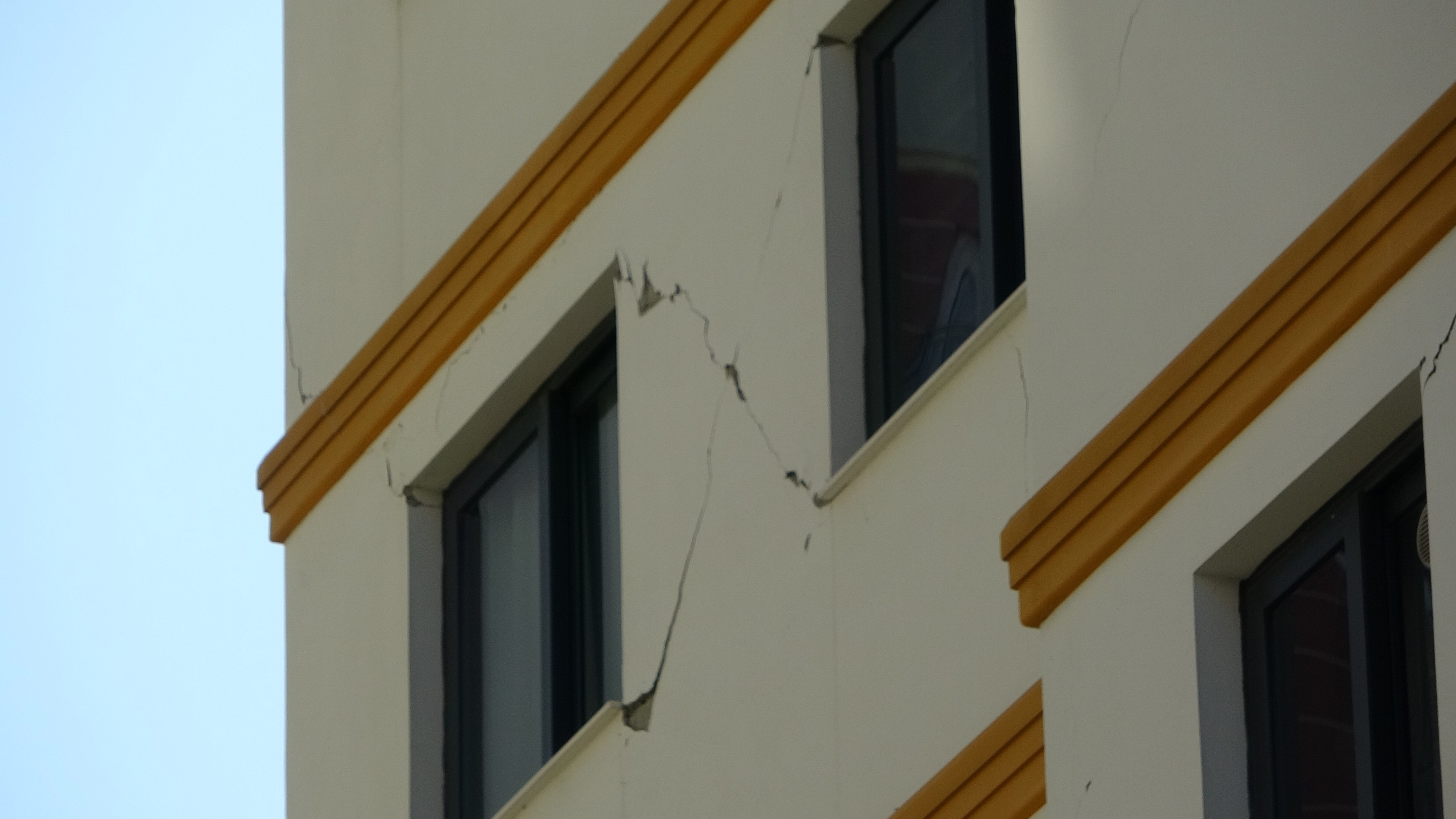 Hasan Alpargün'ün inşa ettiği tüm binalar hasarlı