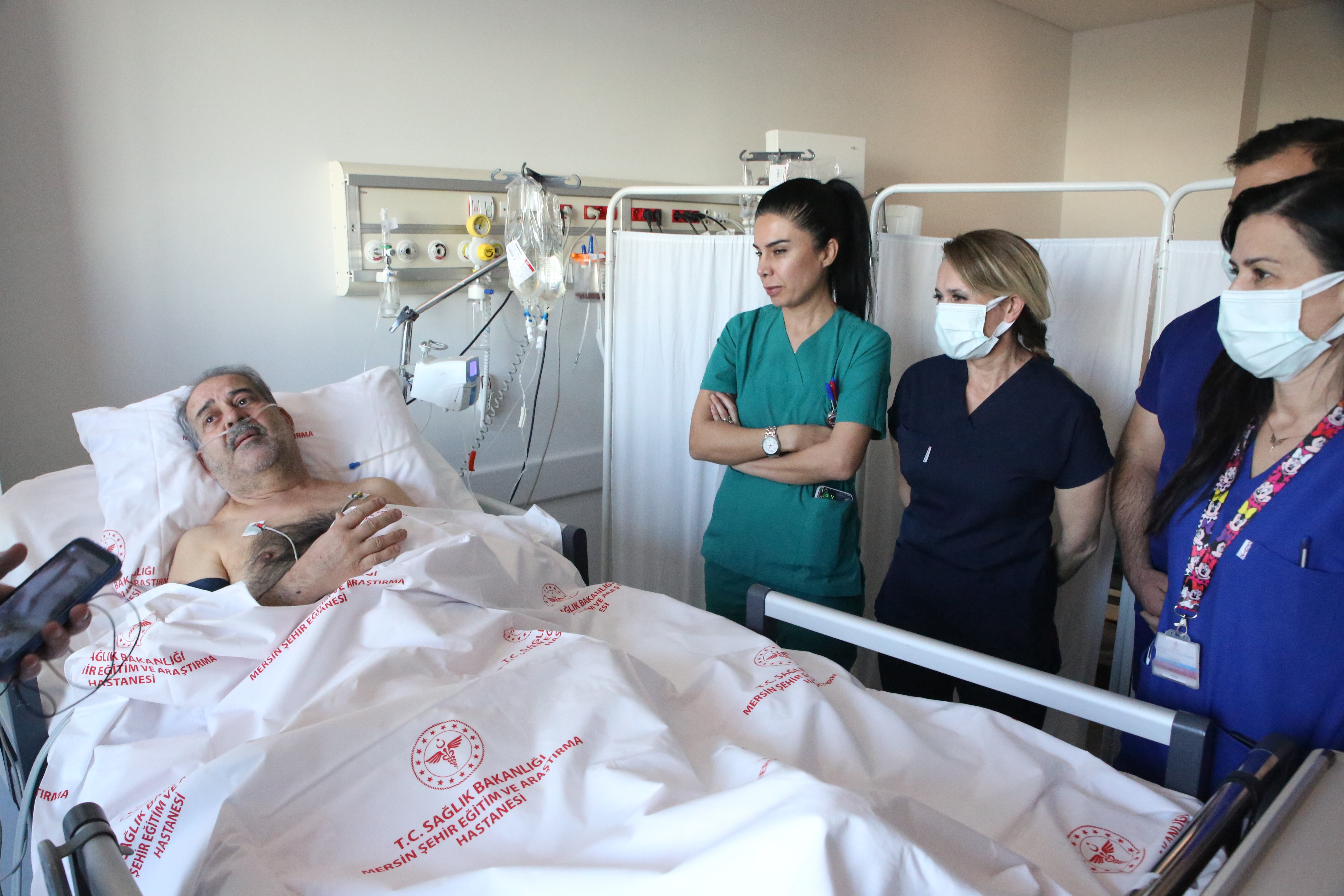 Enkaz altında idrarını içerek 183 saat hayatta kalmış