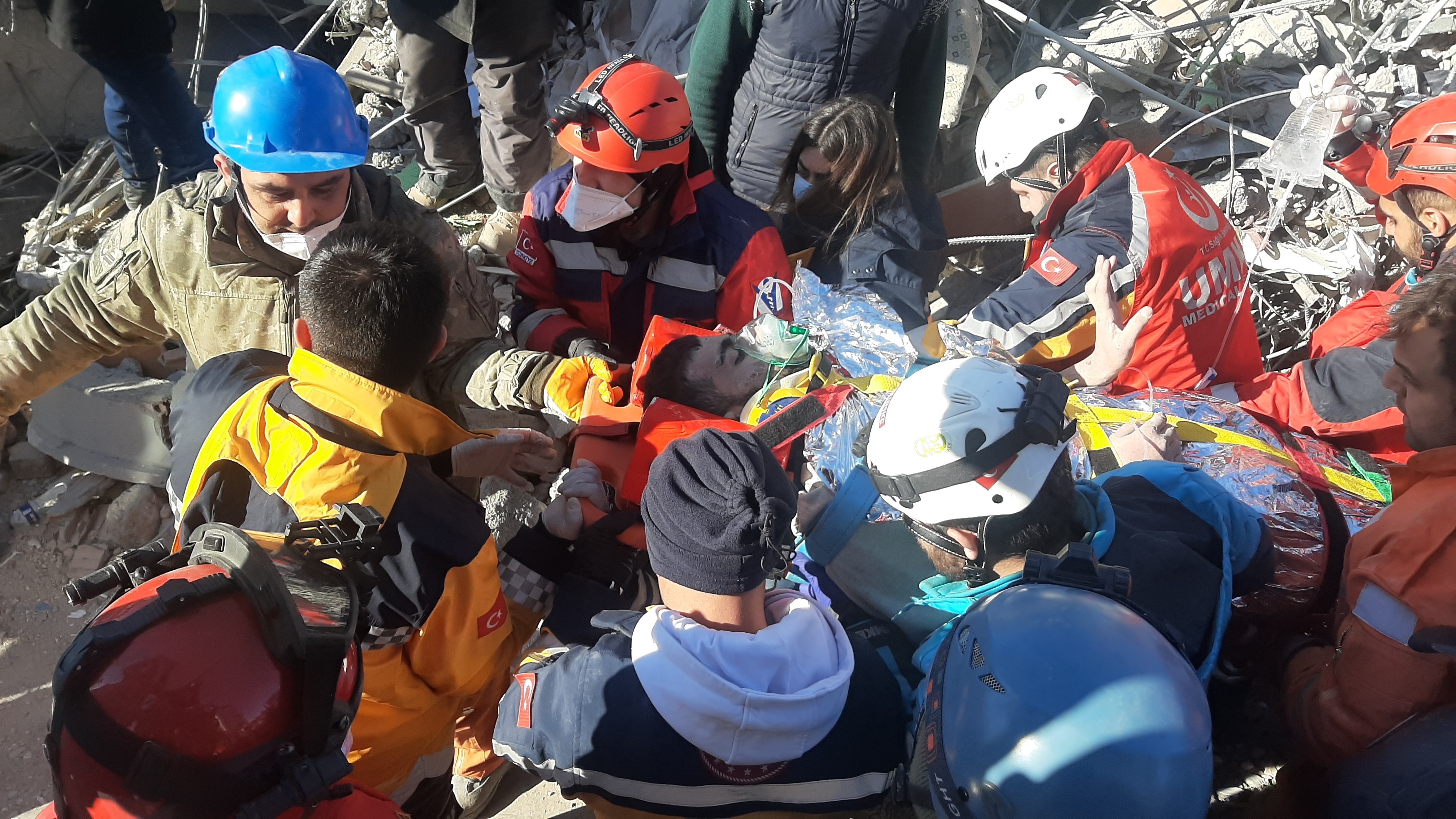 198 saat sonra enkaz altından çıktı, su ve et yemeği istedi