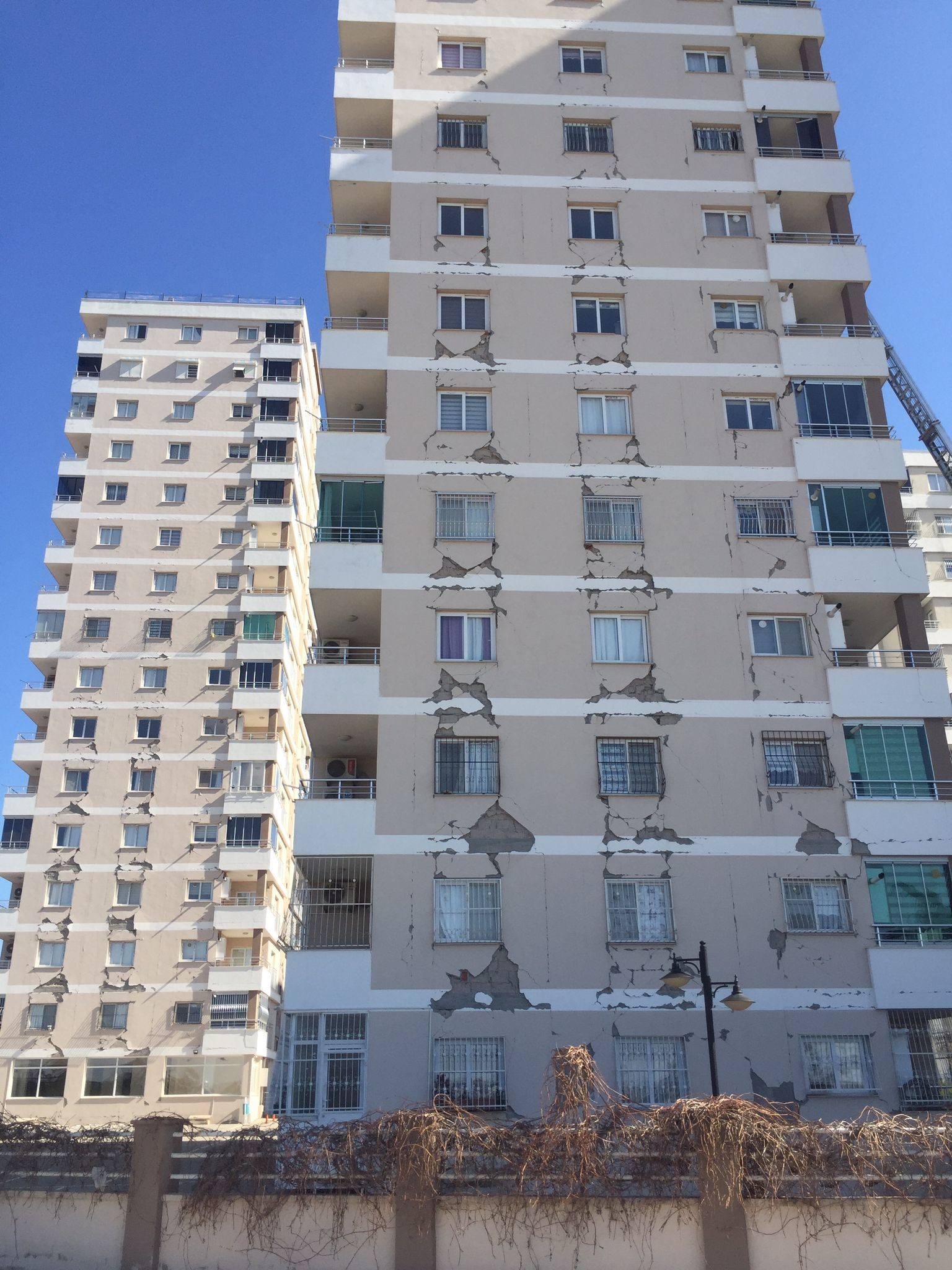 TOKİ’de çizik bile yok, yanı başındaki binalar ağır hasarlı