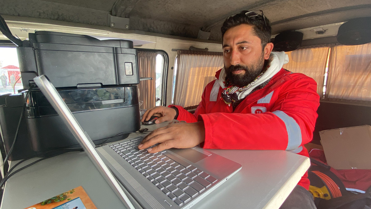 Yıkılan dükkandan kurtardıkları malzeme ve fotoğraf makinesiyle mobil fotoğrafçı kurdular