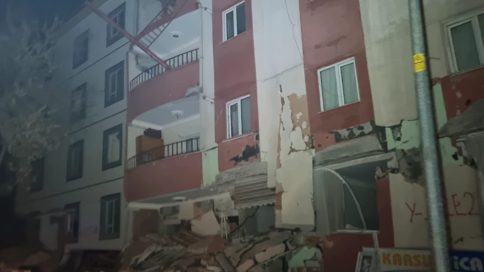 Depremden sonra hayalet şehre dönüşen Elbistan, gece vakti böyle görüntülendi