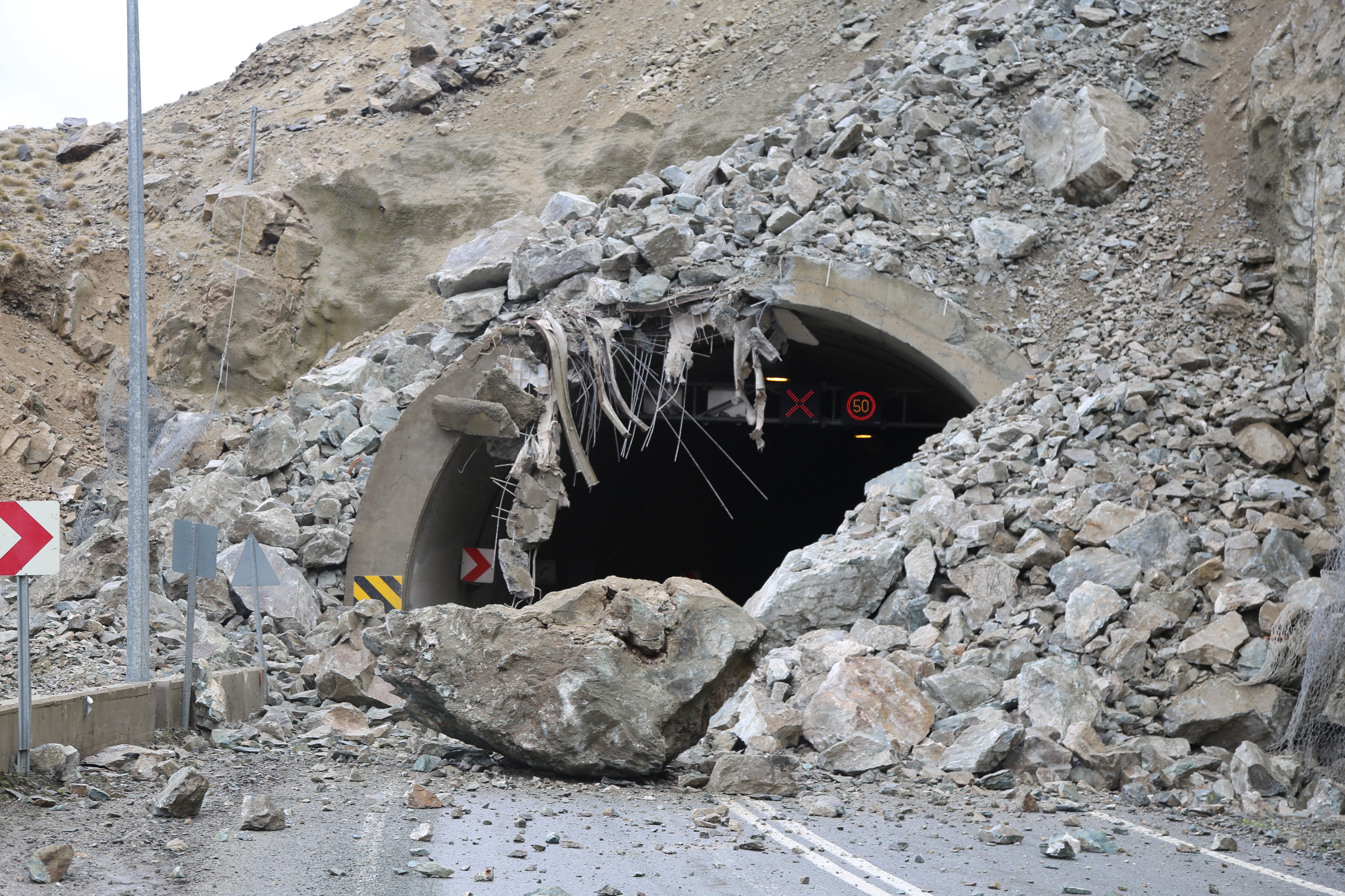 Vali heyelan bölgesinde açıklama yaparken 2. kez heyelan meydan geldi