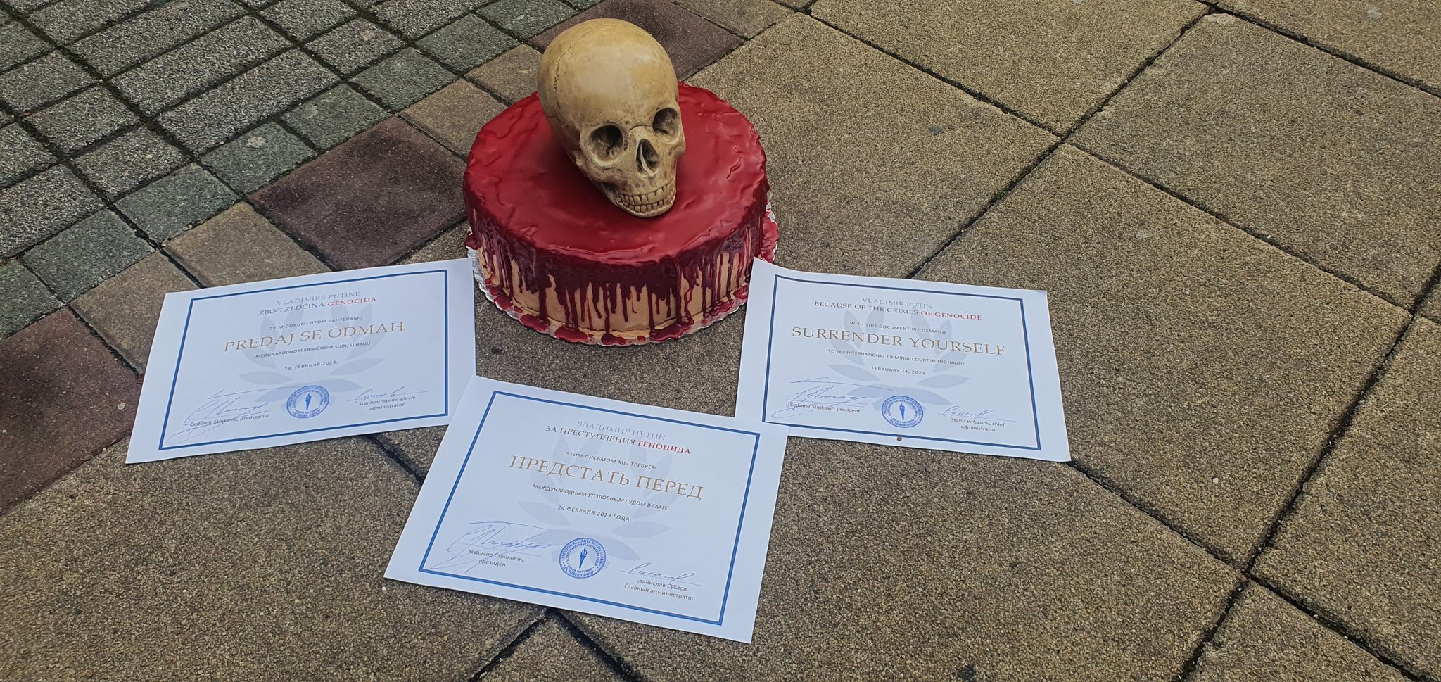 Rusya'nın Belgrad Büyükelçiliğinin önüne 'ölüm pastası' bırakıldı