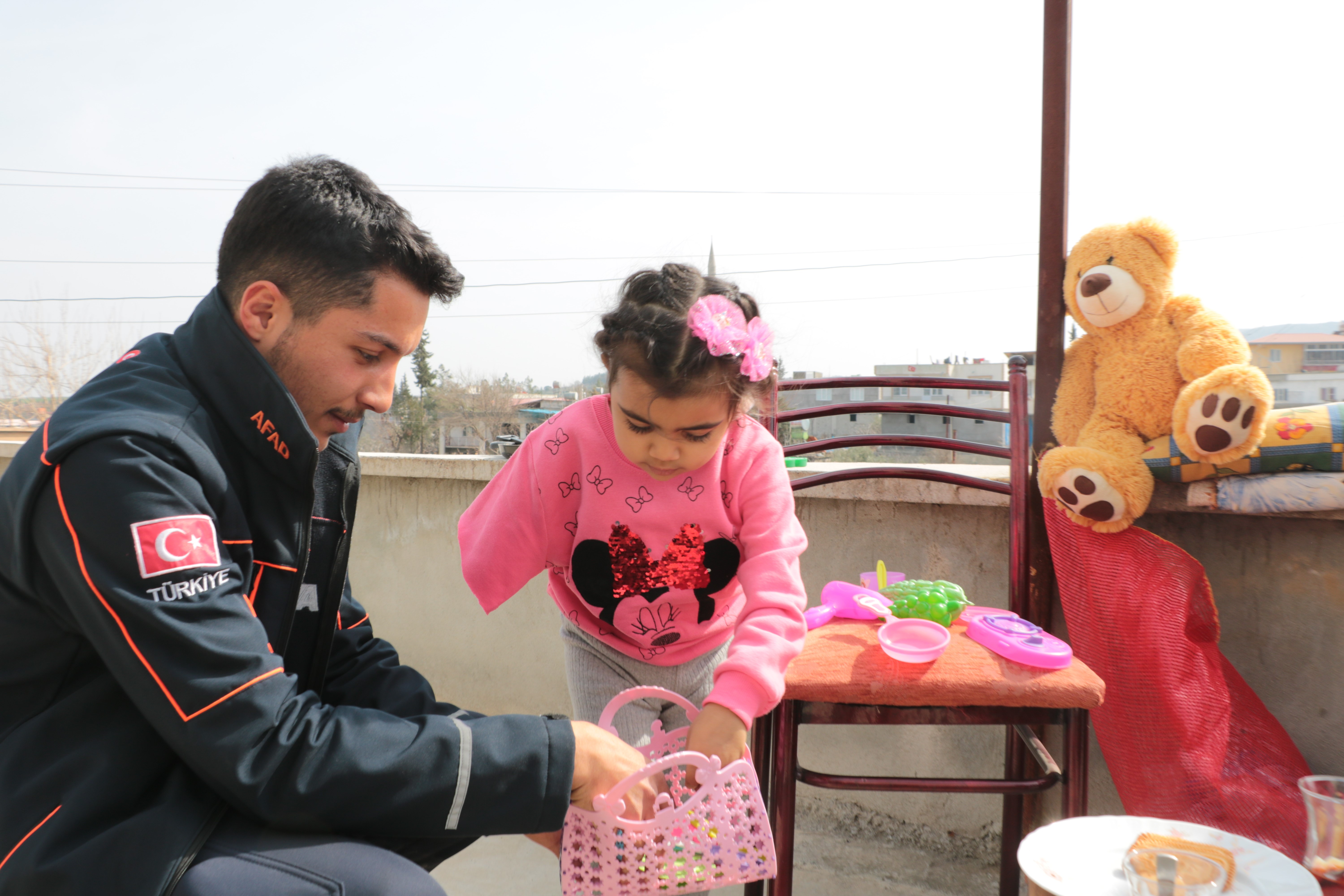 36 saat sonra enkazdan çıkarılan minik Ela, kurtarıcılarıyla bir araya geldi