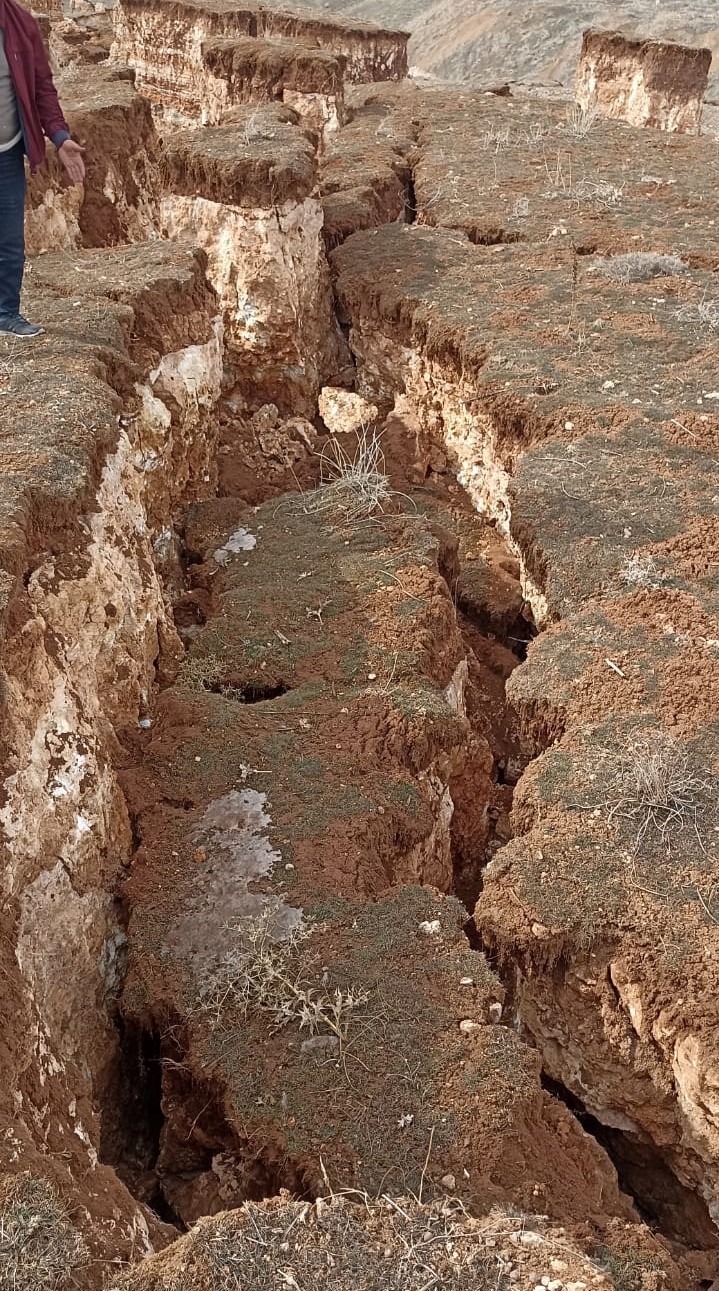 Kahramanmaraş'ta deprem devasa göçük oluşturdu