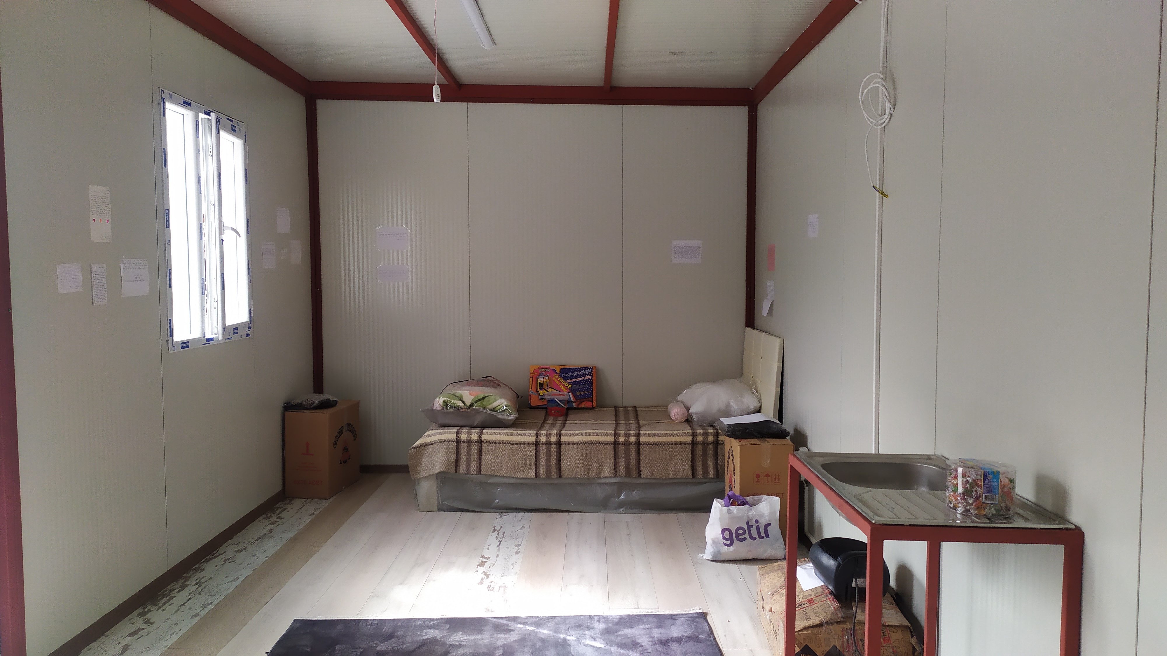 Bahçelievler'deki bir okulda depremzedeler için konteyner evler hazırlandı