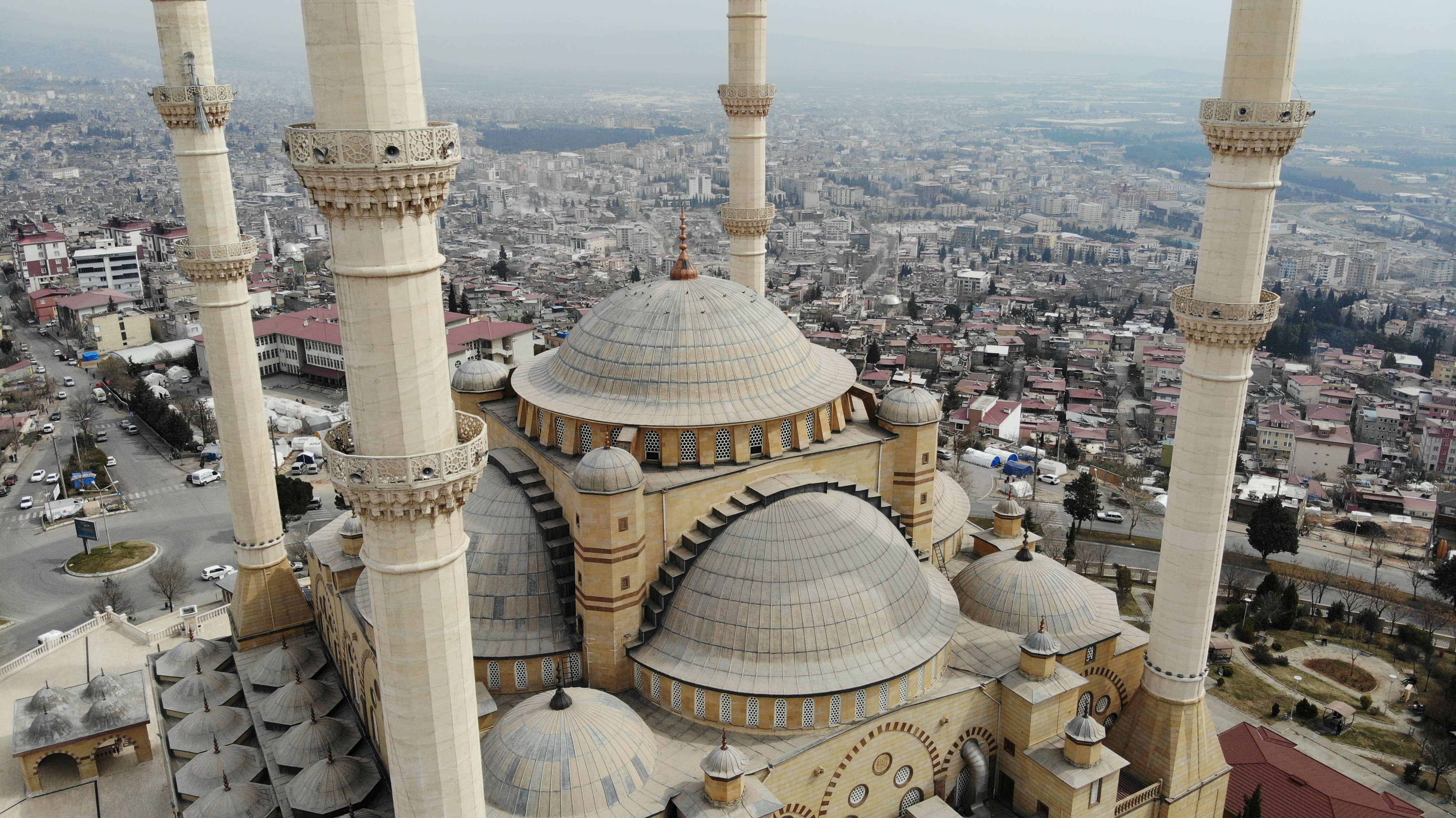 Kahramanmaraş’ın simgesi Abdülhamit Han Camii depremlere rağmen dimdik ayakta