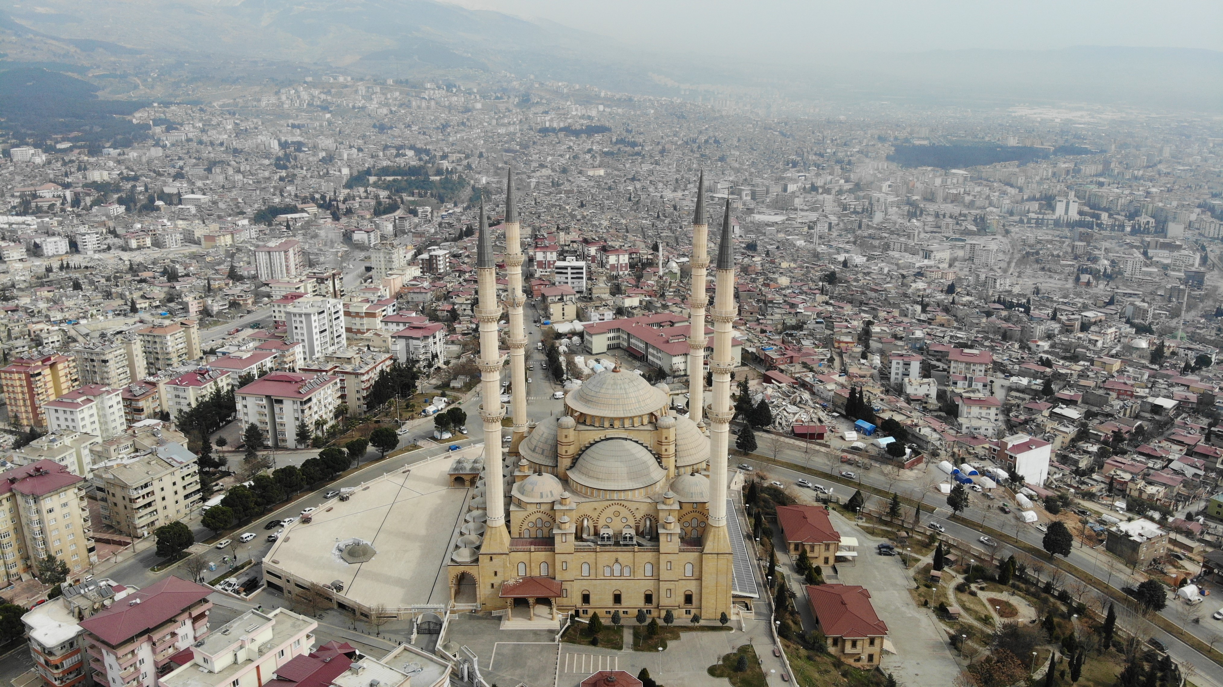 Kahramanmaraş’ın simgesi Abdülhamit Han Camii depremlere rağmen dimdik ayakta
