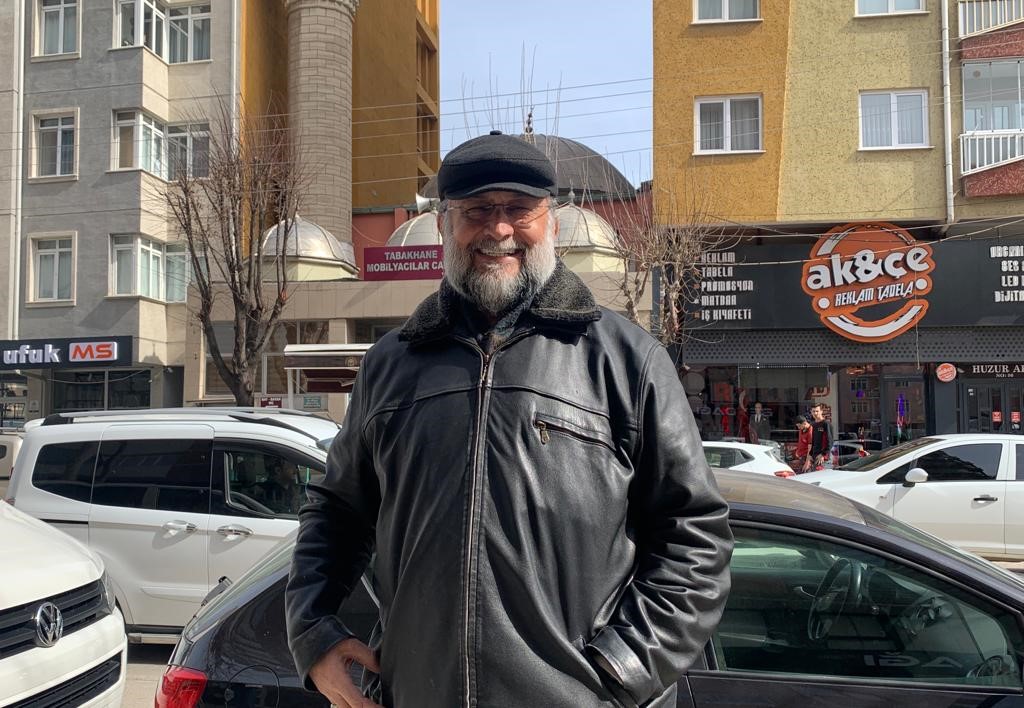 İki apartmanın arasında sıkışıp kalan cami bulunamıyor