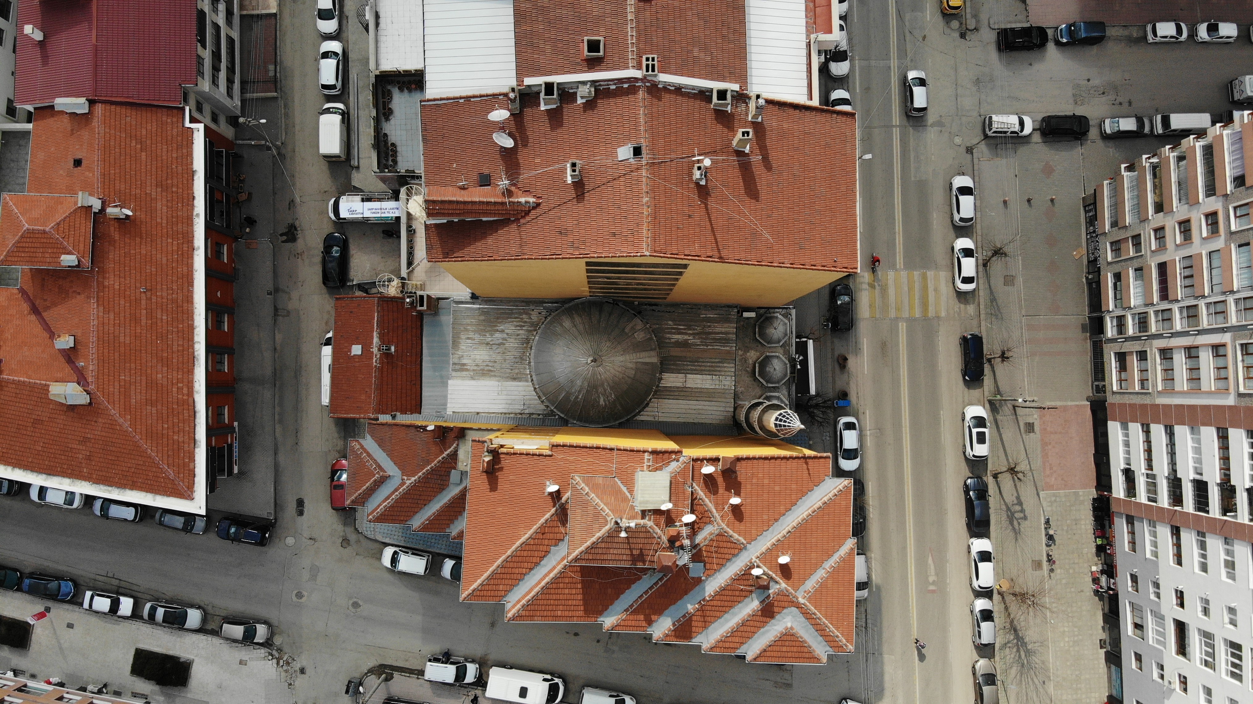 İki apartmanın arasında sıkışıp kalan cami bulunamıyor