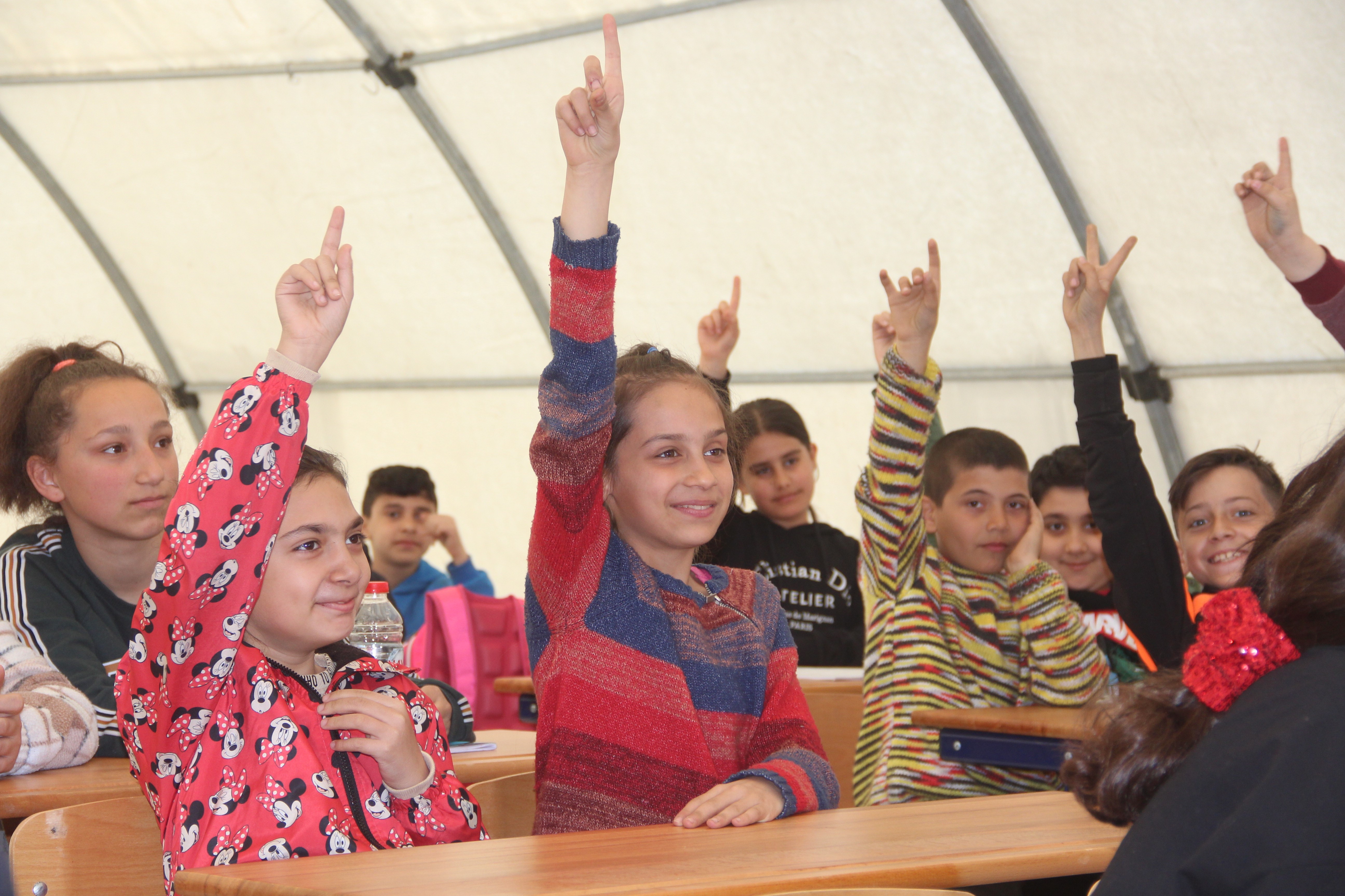 Depremzede öğrenciler, eğitime çadır okullarda devam ediyor