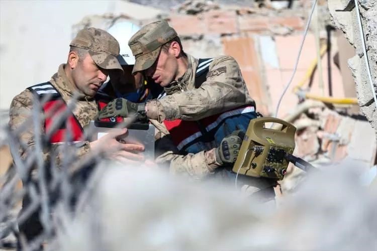 Milli yer altı görüntüleme cihazıyla enkaz altındaki vatandaşlar böyle tespit edildi