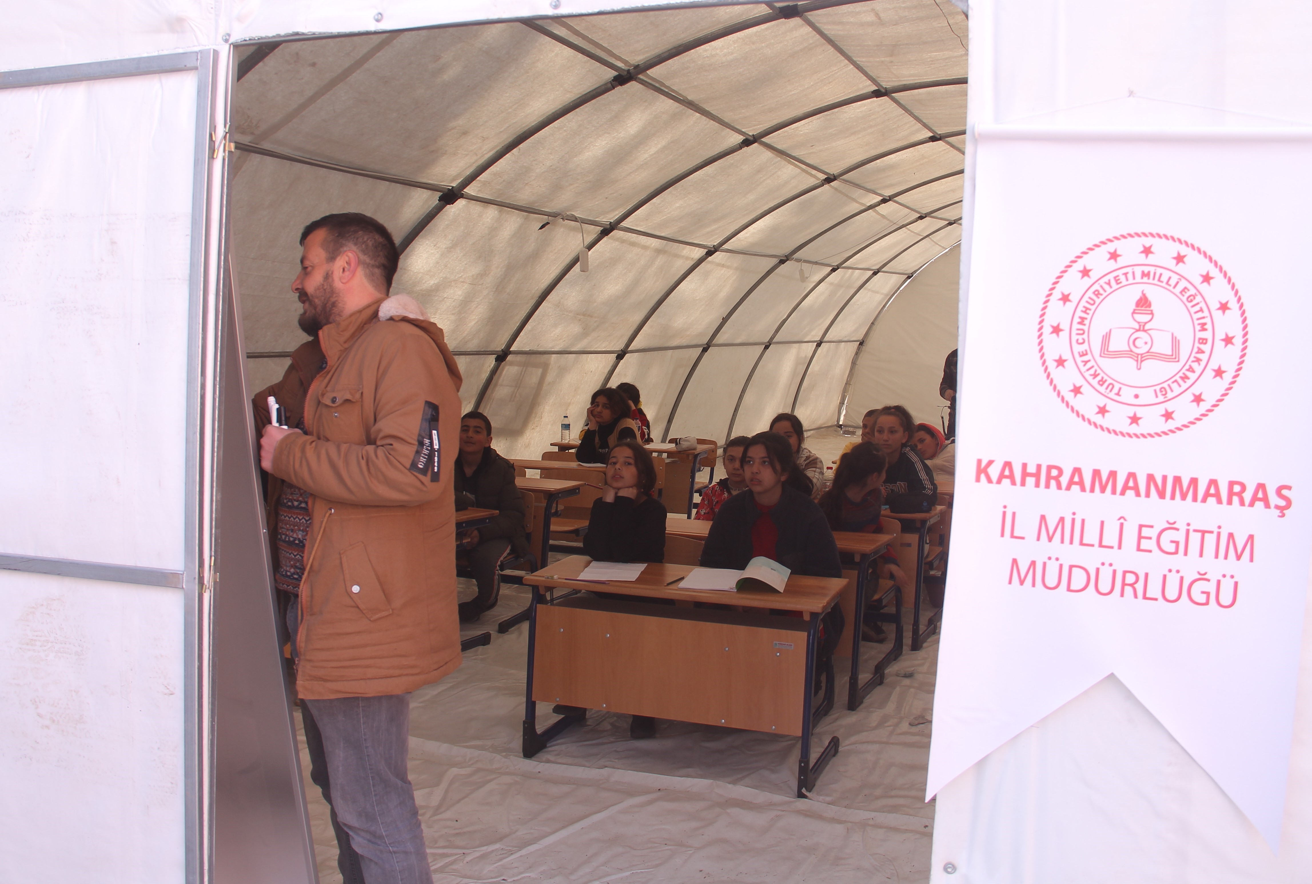 Depremzede öğrenciler, eğitime çadır okullarda devam ediyor