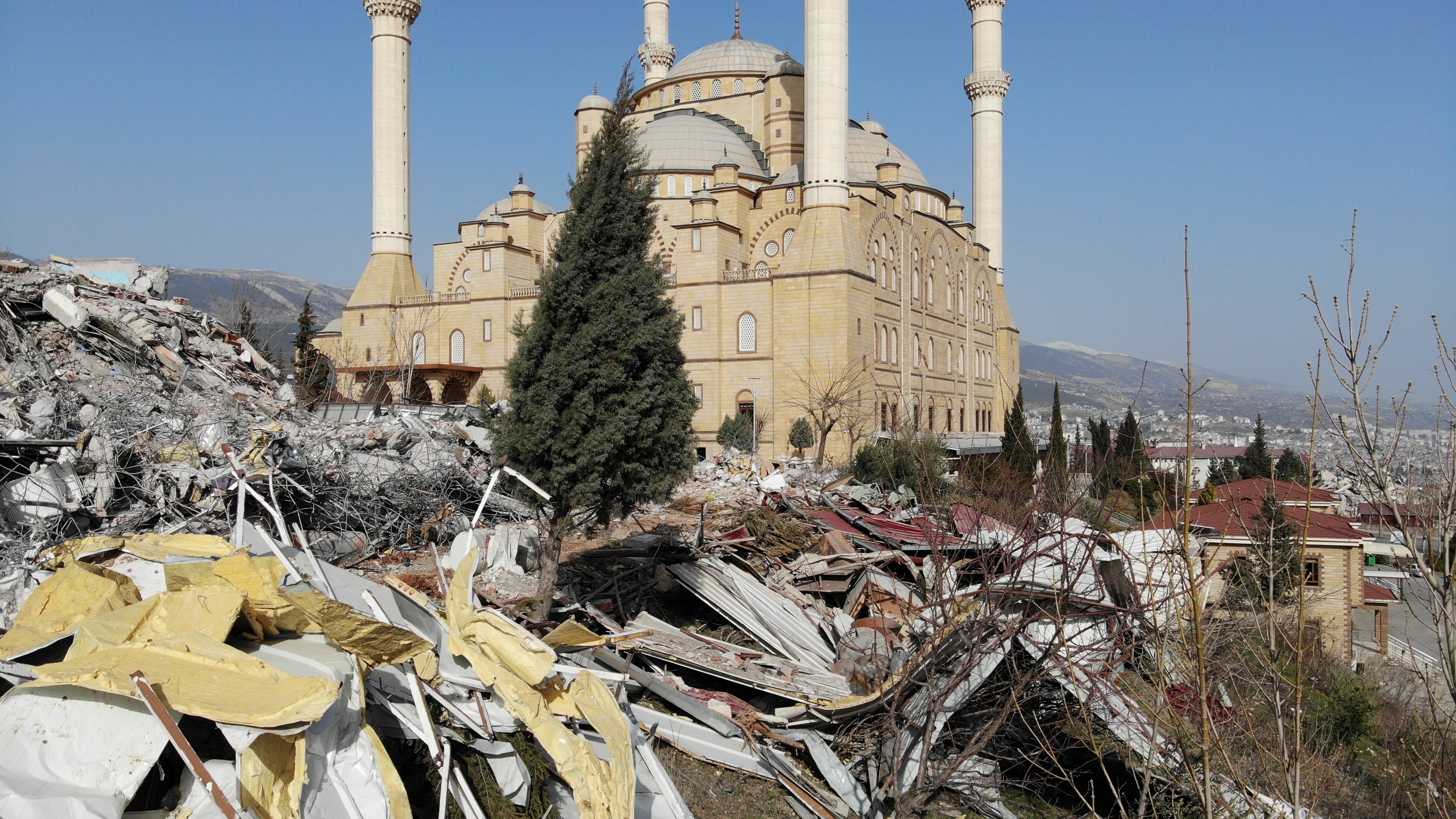 Kahramanmaraş’ın simgesi Abdülhamit Han Camii depremlere rağmen dimdik ayakta