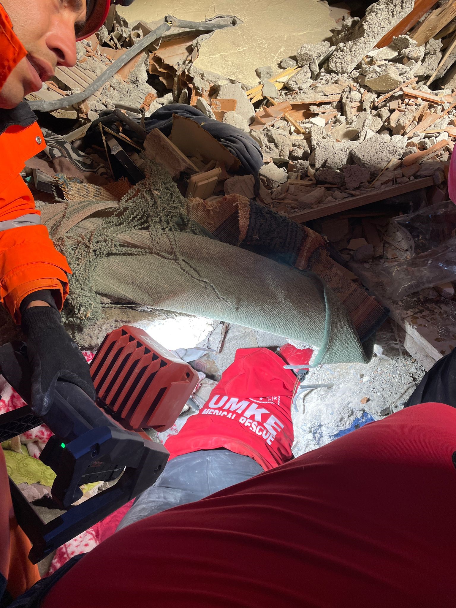 UMKE ekipleri enkaz altından çıkan Naime teyzeyi unutamıyor