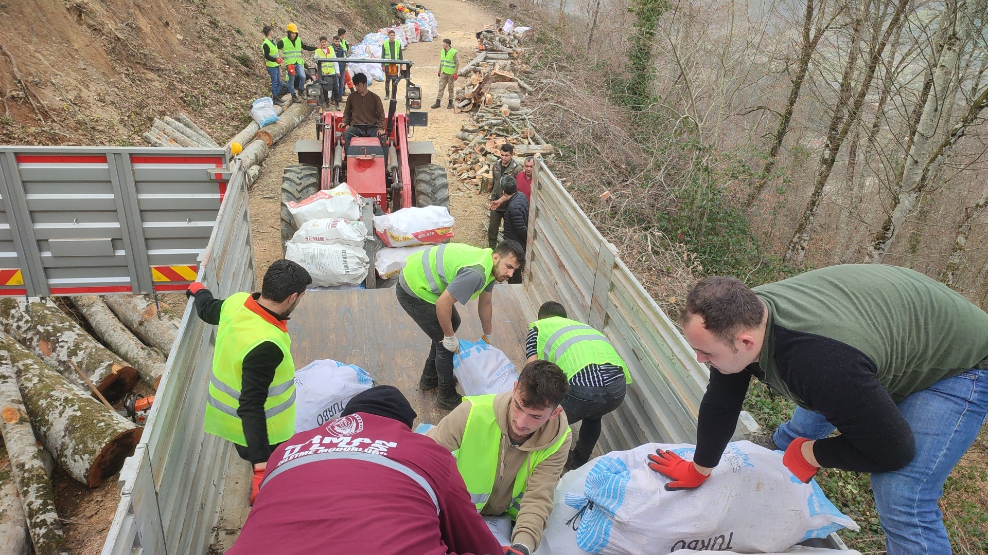 Sel afetini yaşayan orman köylüsü, depremzedelere yakacak odun hazırladı
