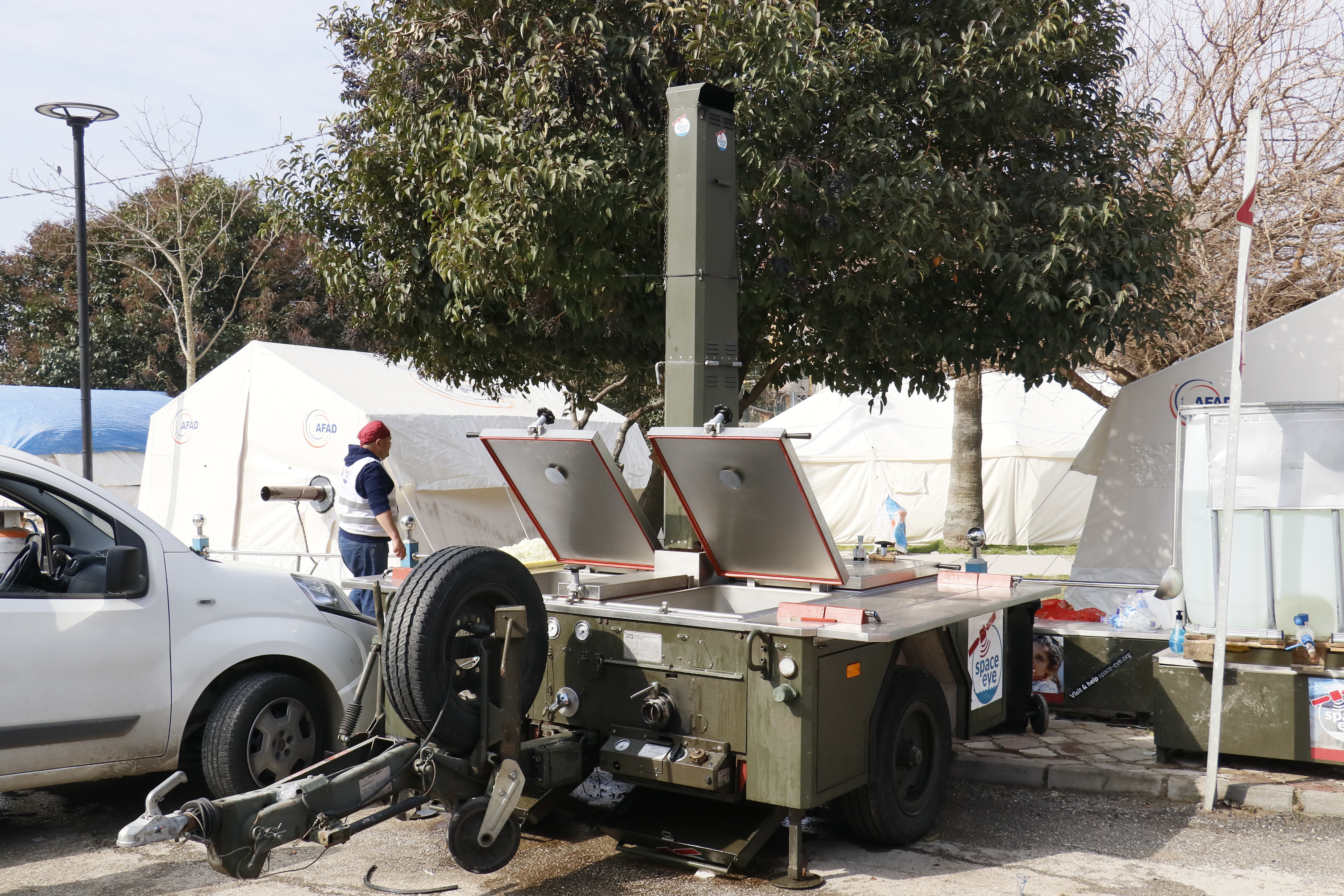Gurbetçi mobil mutfakla bin 500 kişiye yemek çıkarıyor