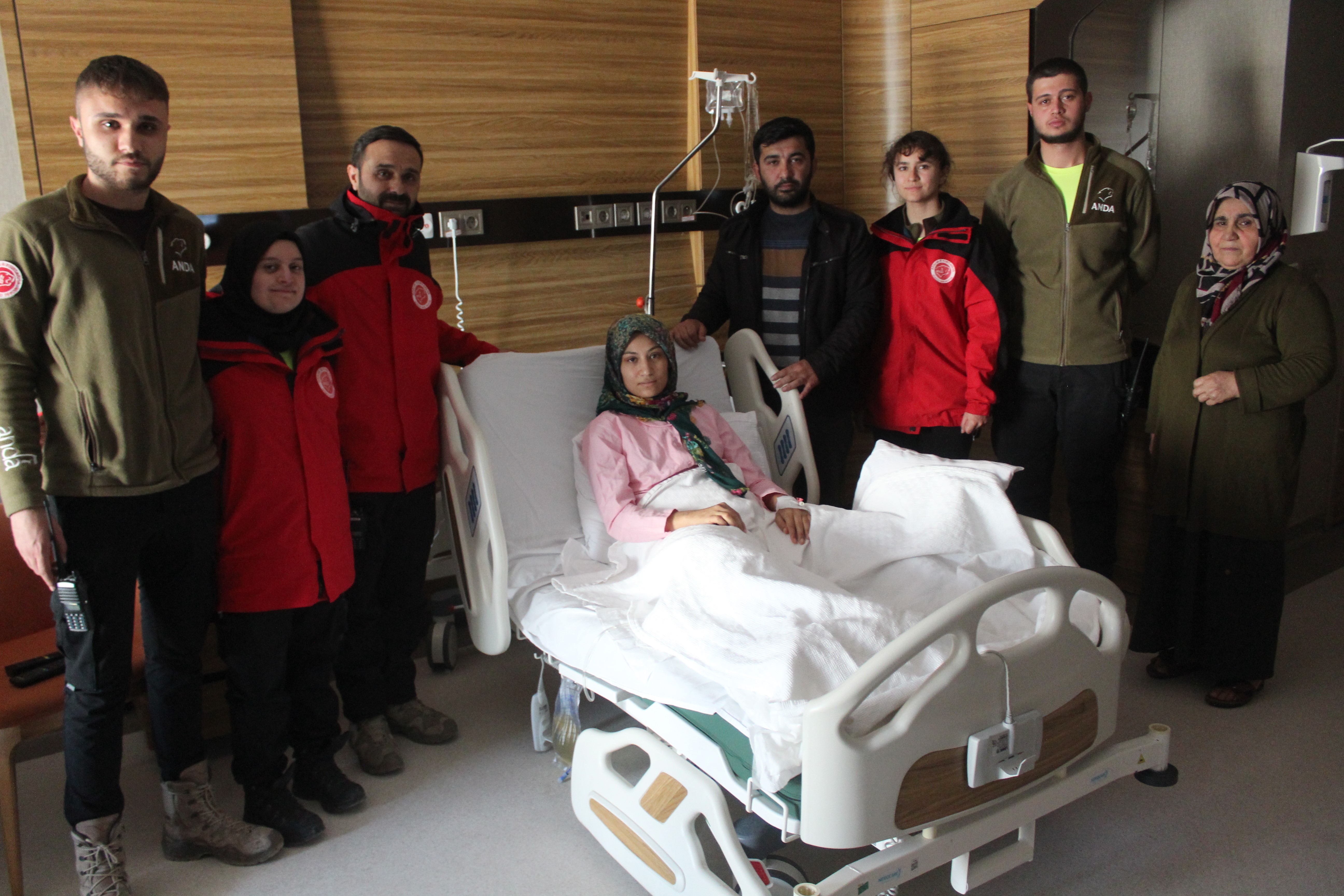 Enkaz altından 13'üncü saatte çıkarılan Hatice ile kurtarma ekibinin duygusal buluşması