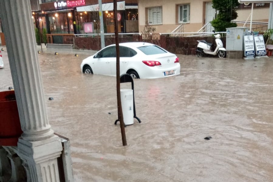 İzmir'de yağmur hayatı felç etti, araçlar suya gömüldü