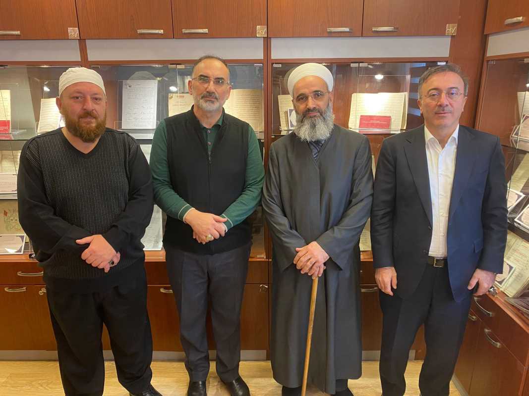 Hat eserleri ile hayır mezadında deprem bölgesi için 2.1 milyon bağış topladılar