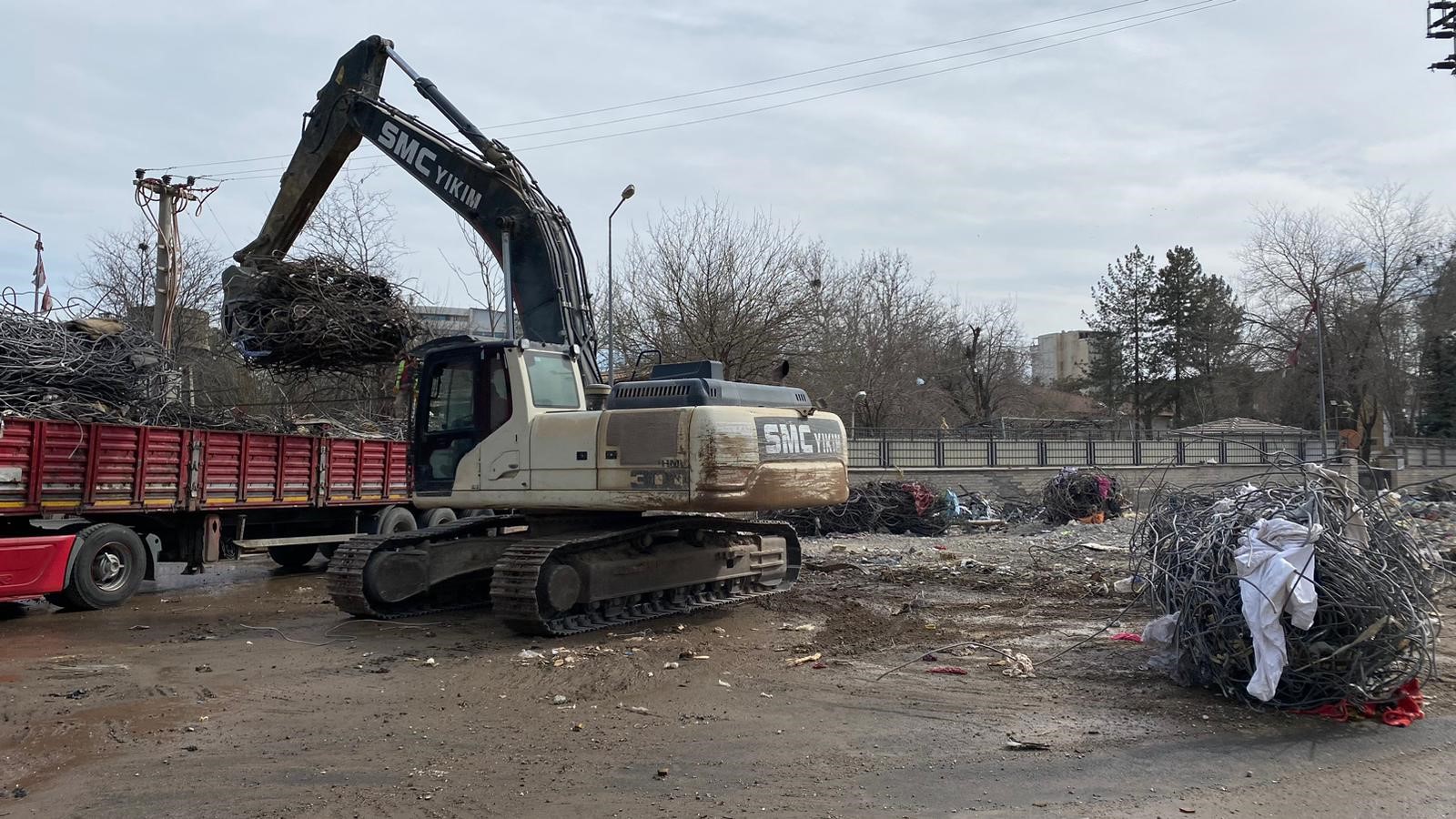 89 kişinin hayatını kaybettiği Diyar Galeria İş Merkezi’nin enkazından demir yığınları çıkartılıyor