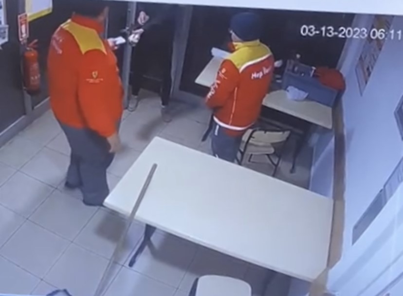 İstanbul’da akaryakıt istasyonunda bıçaklı gasp kamerada