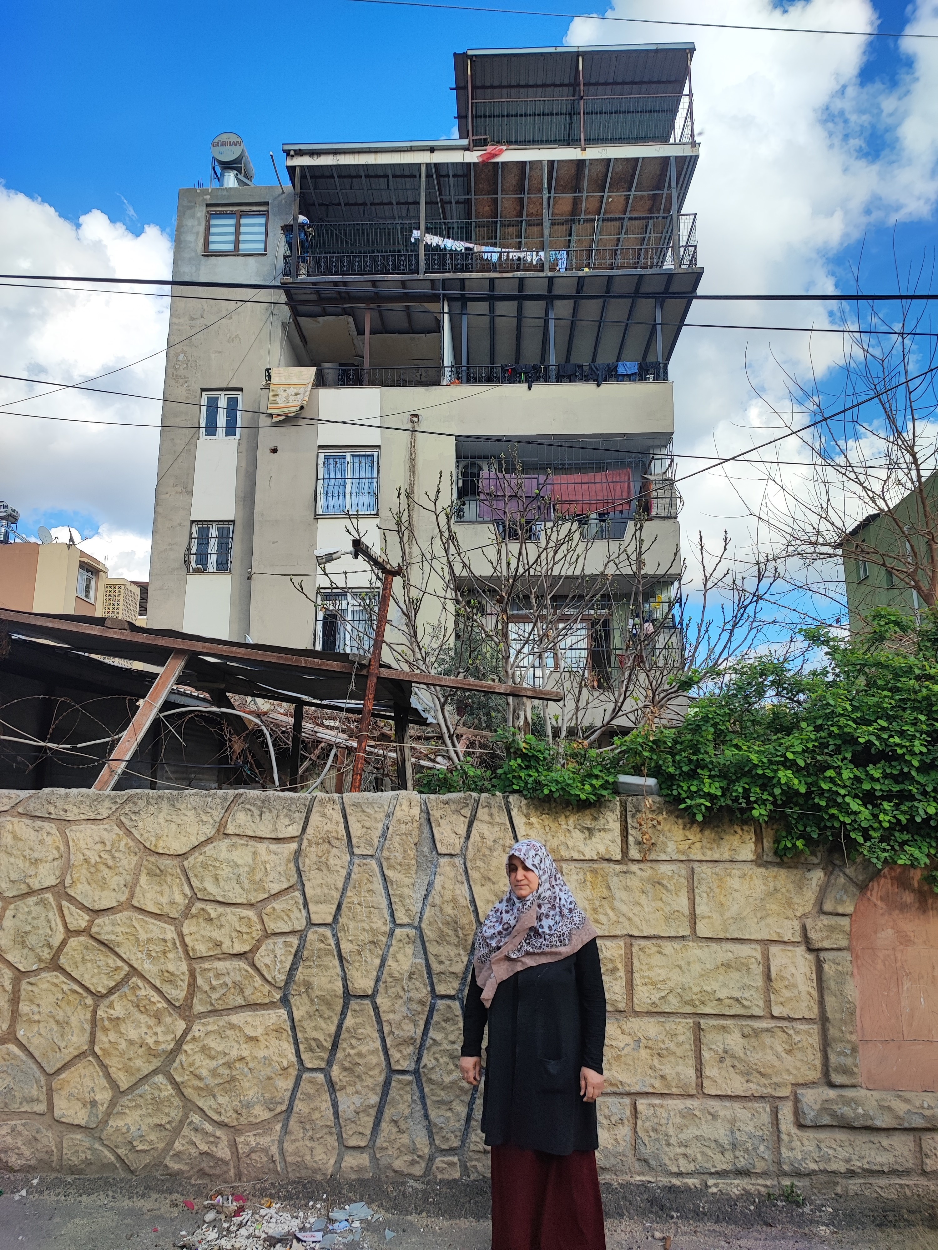 Evden çıkmayan kiracısının elektrik ve su aboneliğini iptal ettirdi