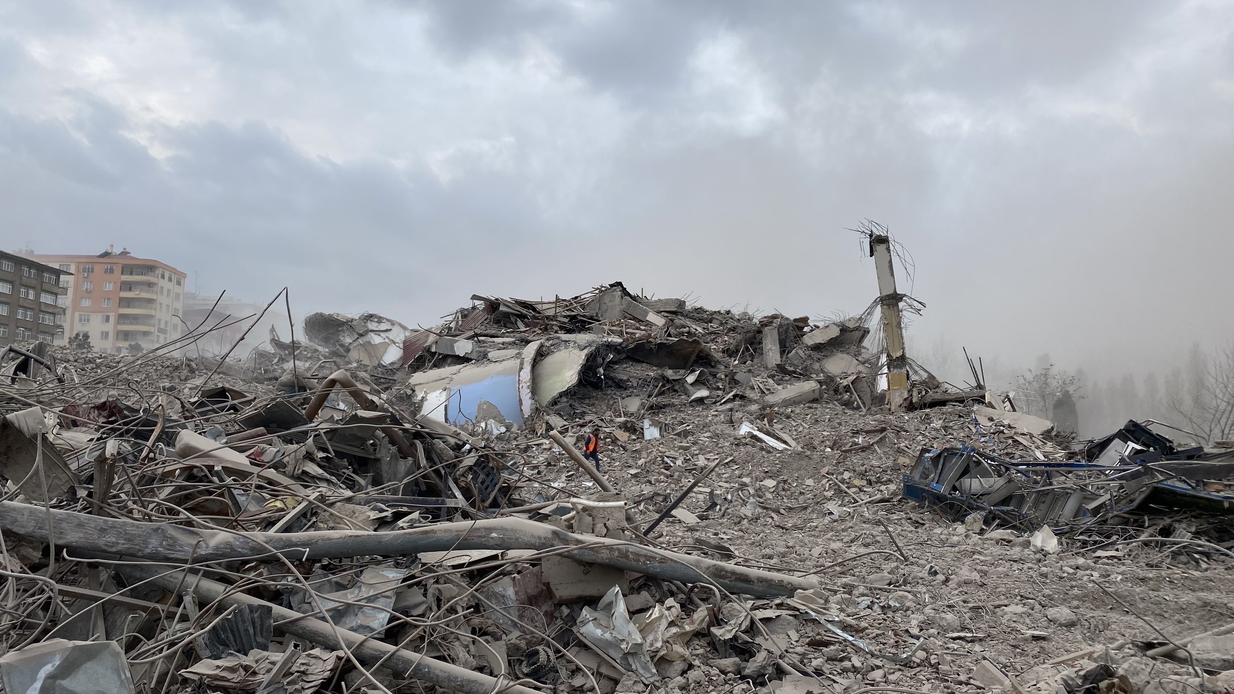 89 kişinin hayatını kaybettiği Diyar Galeria İş Merkezi bir dokunuşla yıkıldı