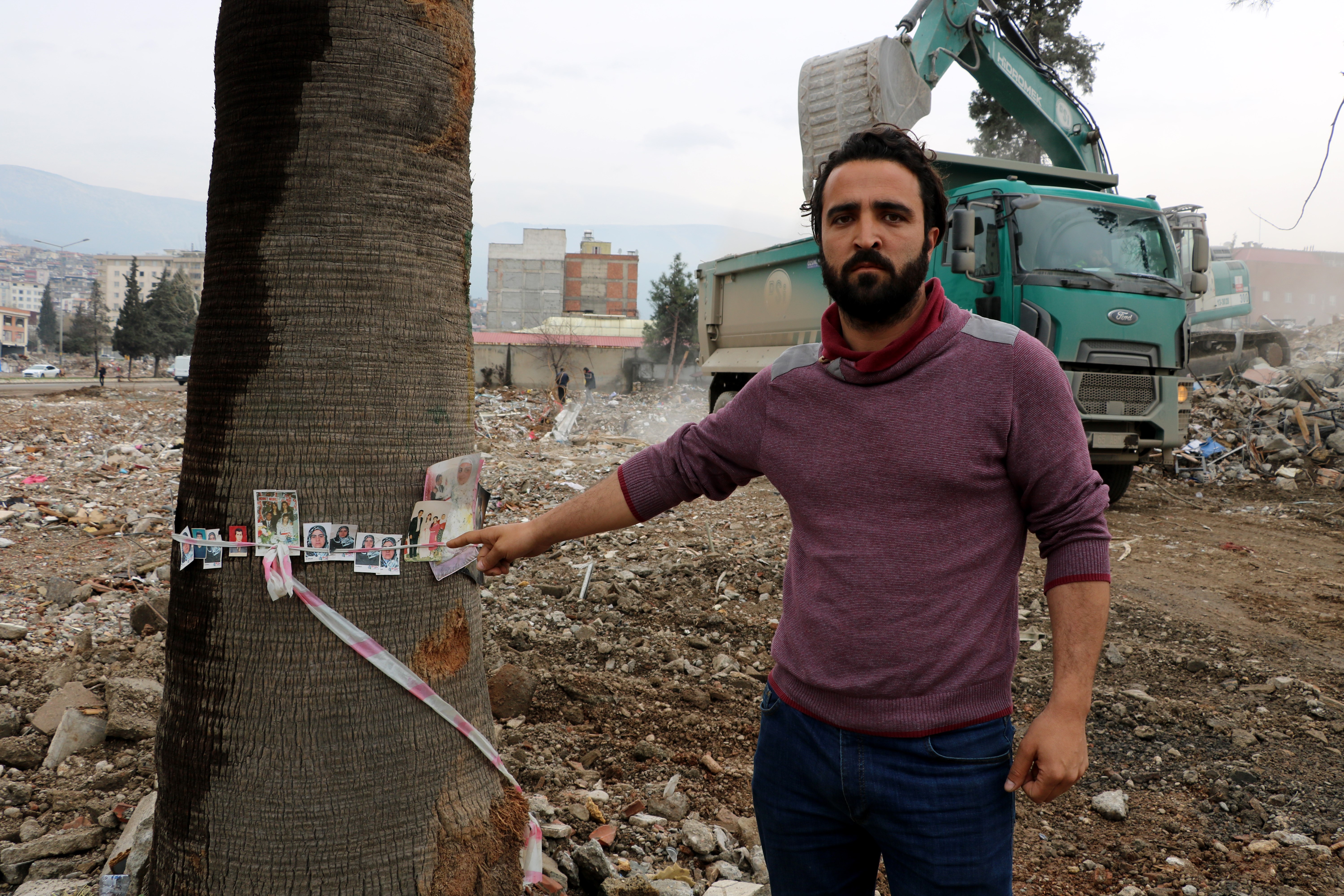 Deprem geride acı hatıralar bıraktı: Enkazdan çıkan fotoğraflar ağaçlara bağlanıyor