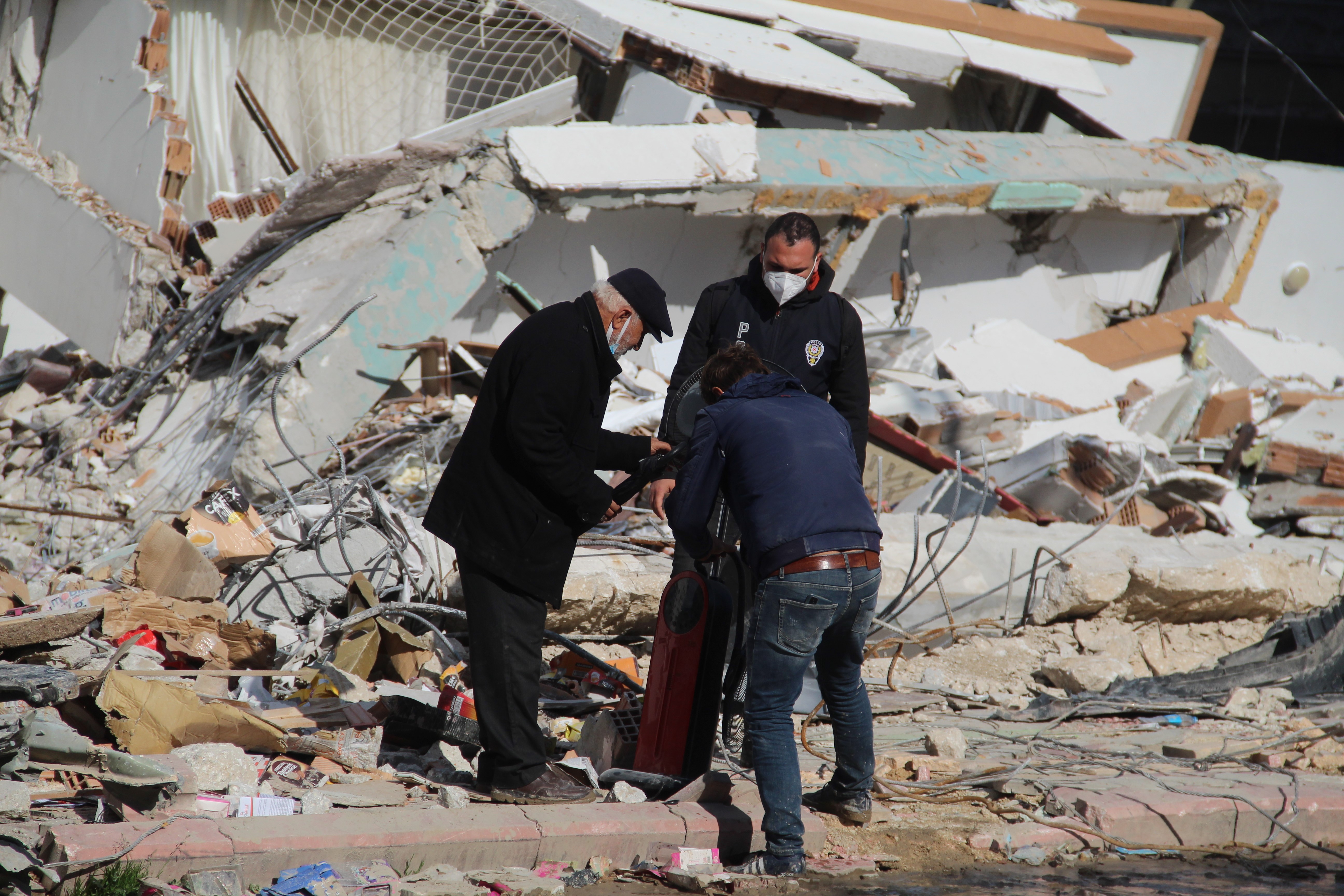 Enkazda hatıra arayan yaşlı adam: 'Şu enkazla, ben de enkaz oluyorum'