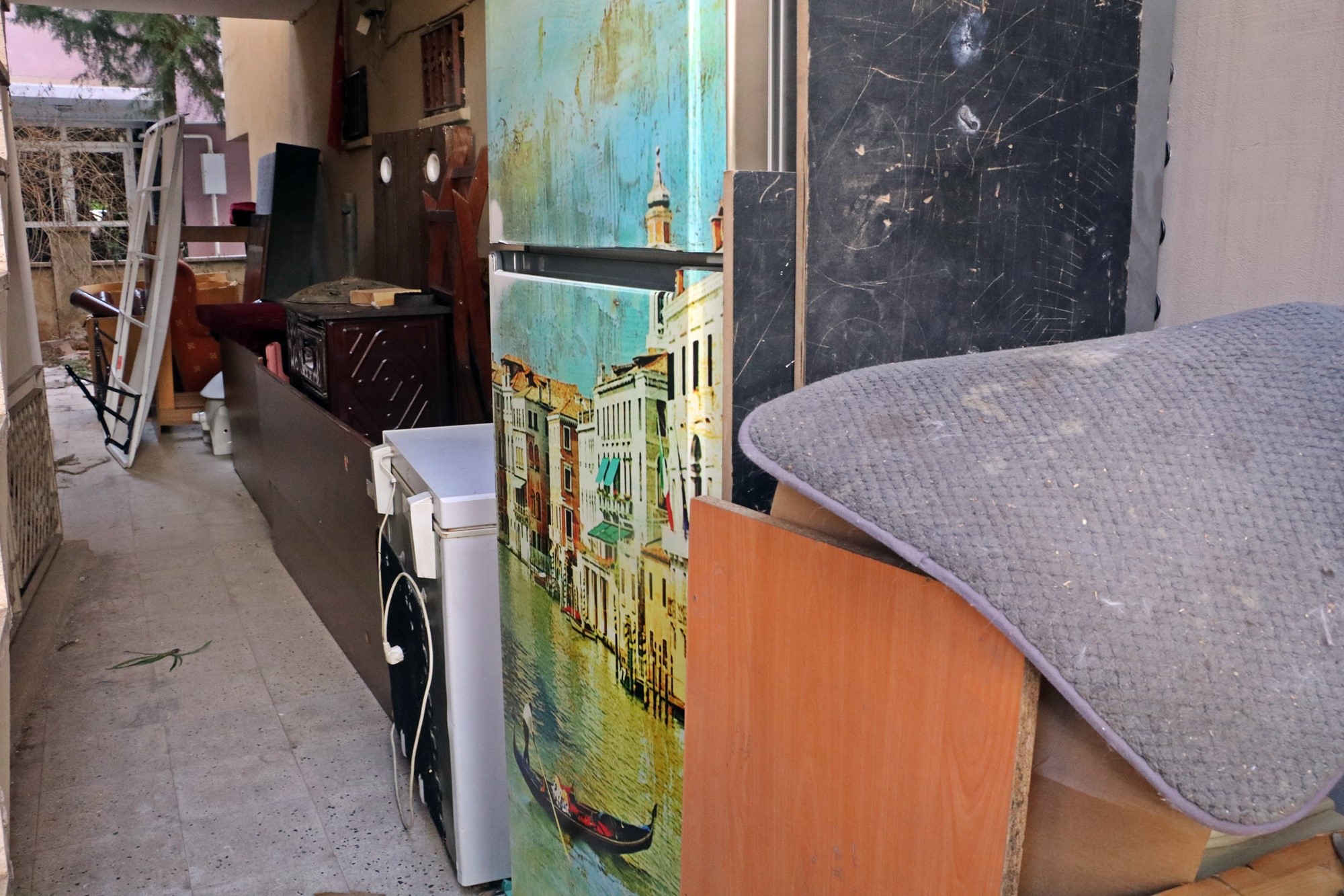 E-Devlet’ten gelen ihtarı kontrol etmedi, ailesi ve eşyalarıyla birlikte evden çıkartıldı