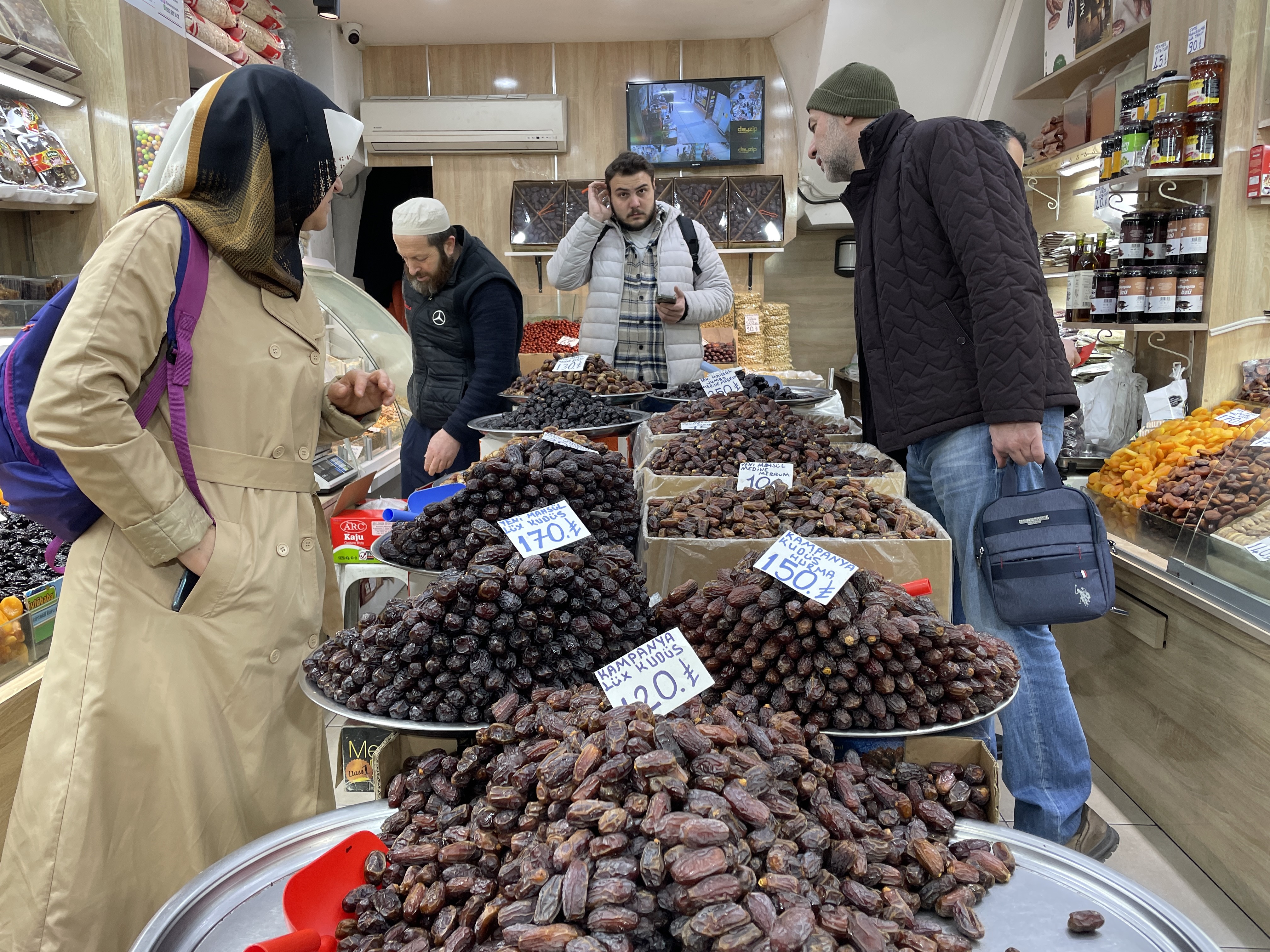 İftar sofralarının vazgeçilmezi hurma her kesime uygun fiyatla satılıyor