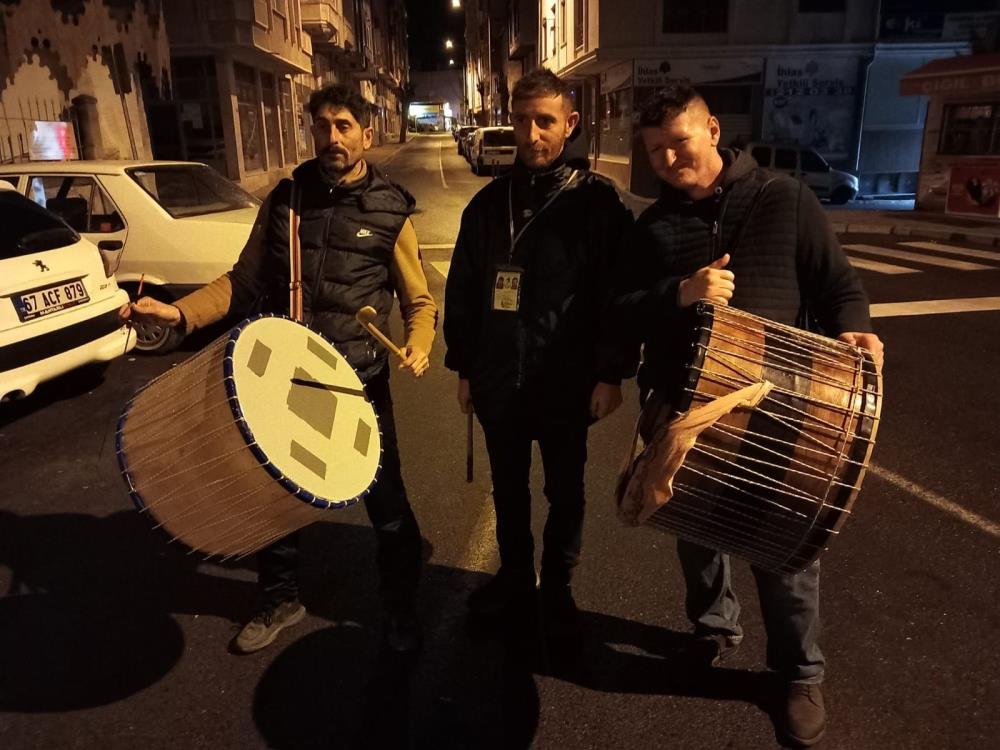 Beyoğlu’nun fenomen Ramazan davulcusu depremzedeler için mani söyledi