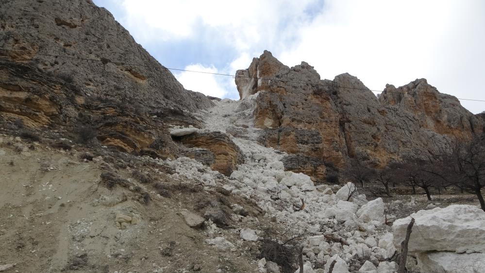 Depremzedeler dehşet anlarını anlattı: 'Böyle bir şey görmedik, dağlar bölük bölük bölündü'