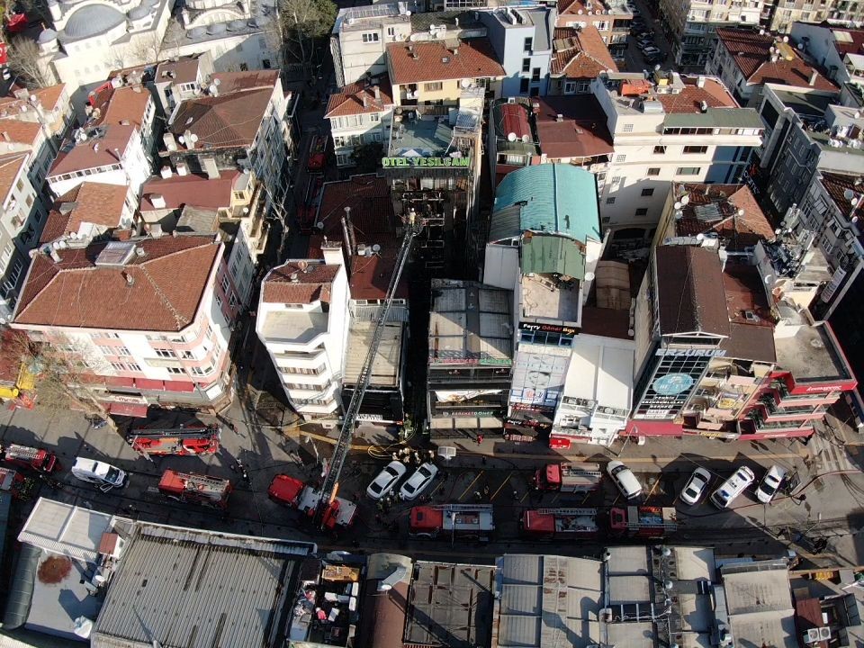 Pendik’te yangında iki kişinin hayatını kaybettiği otel havadan görüntülendi