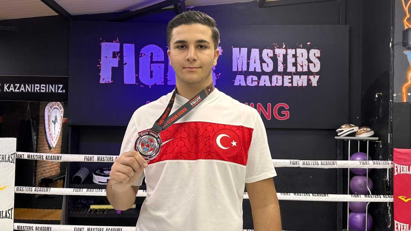 Milli kick boksçu Efe Aydın, Avusturya’da dünya ikincisi oldu