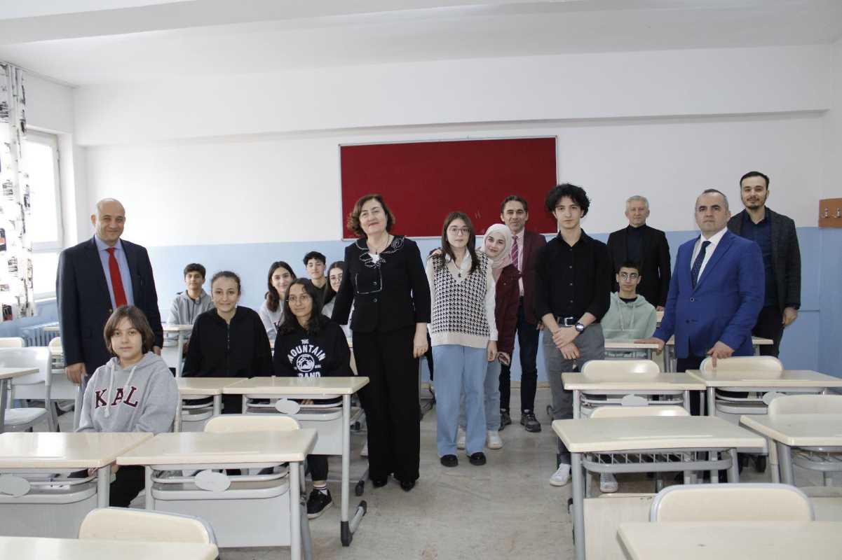 Üniversiteliler lise öğrencilerine İngilizce konuşma pratiği sağlayacak