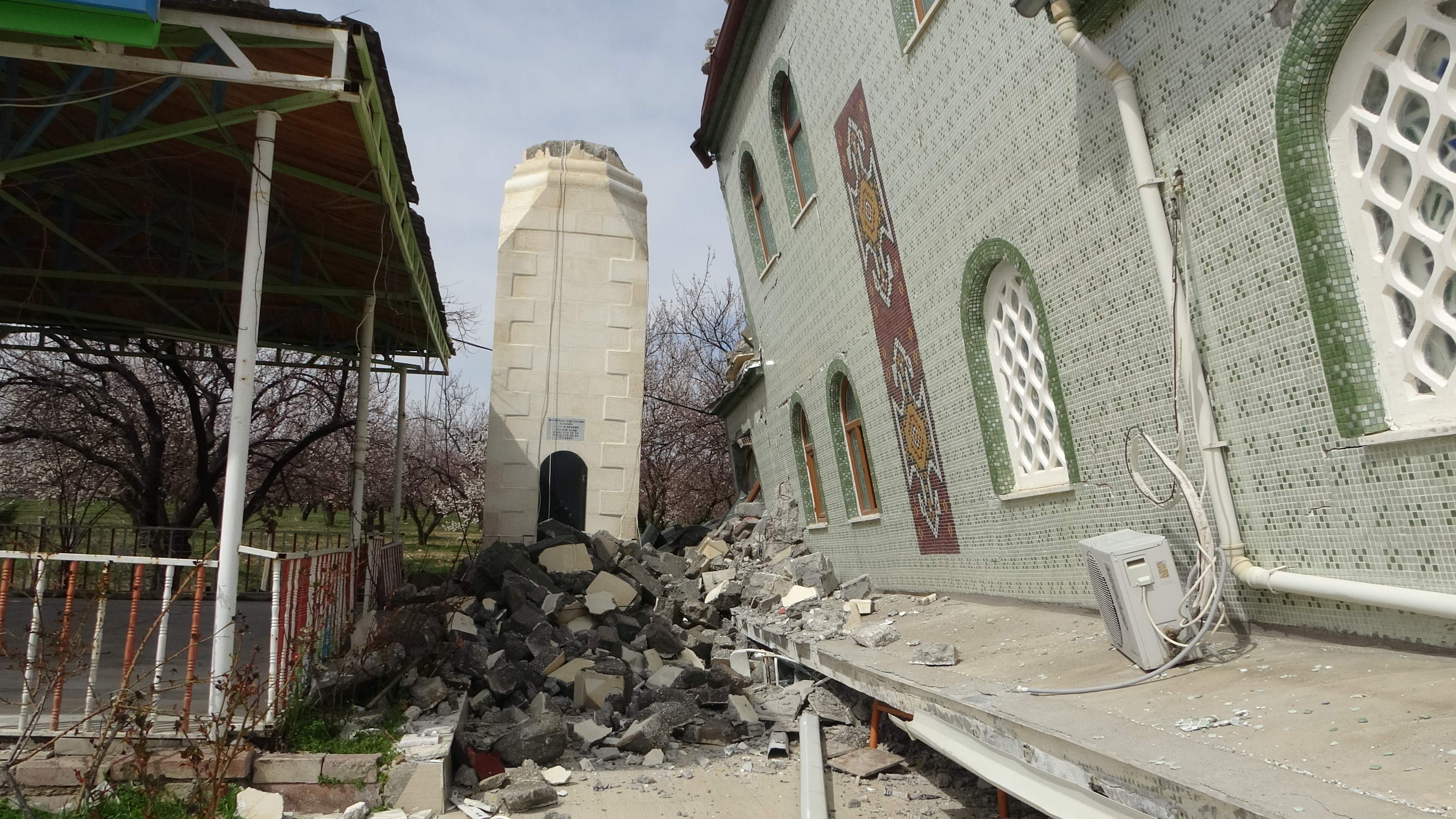İlk depremde minaresi, ikincisinde kendisi yıkılan cami yan yattı