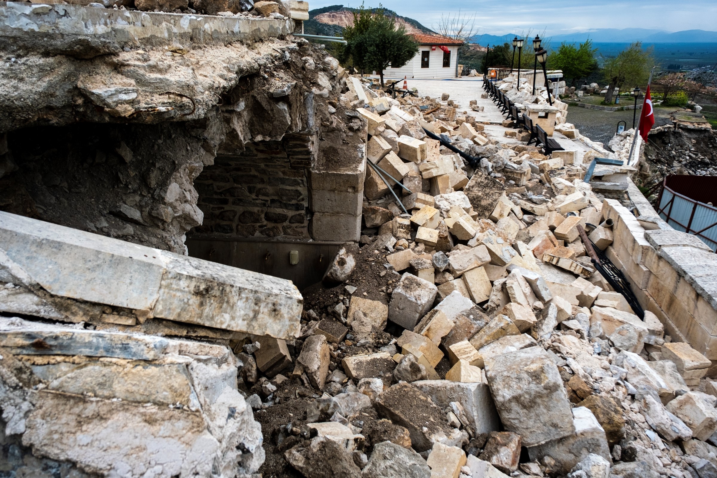 Hatay’ı vuran depremde Bayezid-i Bistami Türbesi de büyük zarar gördü